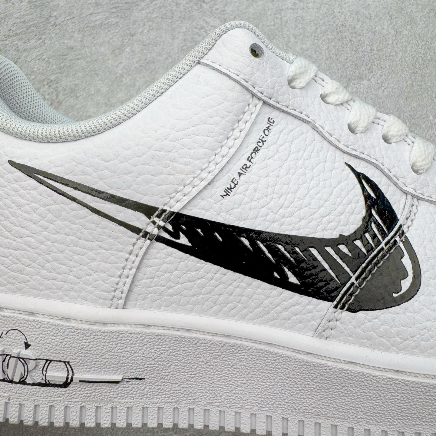 图片[17]-＃XT纯原 NK Air Force 1´07 Low 空军一号低帮百搭休闲运动板鞋 CW7581-101 顶级批次 2022全新楦头鞋型 鱼鳞大底 历时开发三个月 清洁度完美 二维码鞋标 内置芯片及solo气垫 大底高度及其弧度依照正品 钢印 logo刺绣 鞋口弧度 鞋头长度 鞋面冲孔 鞋垫背胶及钢印 完美鞋型对比正品 每一处都是细节满满 柔软、弹性十足的缓震性能和出色的中底设计 横跨复古与现代的外型结合 造就出风靡全球 三十多年的Force 1 直到今天还深受青睐 实拍调校N版已经零色差零失真 百分百还原实物色彩所见即所得 不存在货不对板色差等低级问题 选购参考实物拍摄 不混卖不参货 只用心做好货严格选品 承诺混一赔十 尺码：36 36.5 37.5 38 38.5 39 40 40.5 41 42 42.5 43 44 44.5 45-选品中心