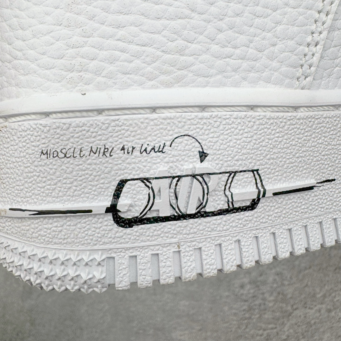 图片[16]-＃XT纯原 NK Air Force 1´07 Low 空军一号低帮百搭休闲运动板鞋 CW7581-101 顶级批次 2022全新楦头鞋型 鱼鳞大底 历时开发三个月 清洁度完美 二维码鞋标 内置芯片及solo气垫 大底高度及其弧度依照正品 钢印 logo刺绣 鞋口弧度 鞋头长度 鞋面冲孔 鞋垫背胶及钢印 完美鞋型对比正品 每一处都是细节满满 柔软、弹性十足的缓震性能和出色的中底设计 横跨复古与现代的外型结合 造就出风靡全球 三十多年的Force 1 直到今天还深受青睐 实拍调校N版已经零色差零失真 百分百还原实物色彩所见即所得 不存在货不对板色差等低级问题 选购参考实物拍摄 不混卖不参货 只用心做好货严格选品 承诺混一赔十 尺码：36 36.5 37.5 38 38.5 39 40 40.5 41 42 42.5 43 44 44.5 45-选品中心