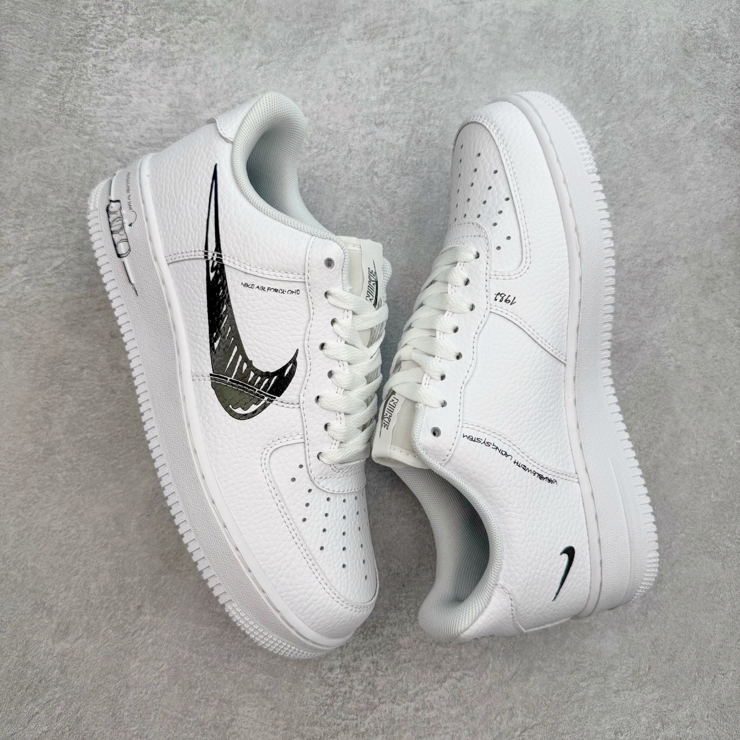 图片[3]-＃XT纯原 NK Air Force 1´07 Low 空军一号低帮百搭休闲运动板鞋 CW7581-101 顶级批次 2022全新楦头鞋型 鱼鳞大底 历时开发三个月 清洁度完美 二维码鞋标 内置芯片及solo气垫 大底高度及其弧度依照正品 钢印 logo刺绣 鞋口弧度 鞋头长度 鞋面冲孔 鞋垫背胶及钢印 完美鞋型对比正品 每一处都是细节满满 柔软、弹性十足的缓震性能和出色的中底设计 横跨复古与现代的外型结合 造就出风靡全球 三十多年的Force 1 直到今天还深受青睐 实拍调校N版已经零色差零失真 百分百还原实物色彩所见即所得 不存在货不对板色差等低级问题 选购参考实物拍摄 不混卖不参货 只用心做好货严格选品 承诺混一赔十 尺码：36 36.5 37.5 38 38.5 39 40 40.5 41 42 42.5 43 44 44.5 45-选品中心