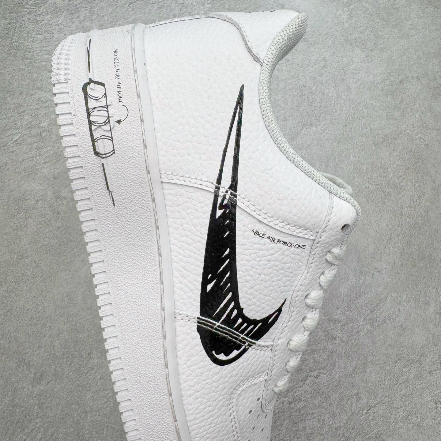 图片[6]-＃XT纯原 NK Air Force 1´07 Low 空军一号低帮百搭休闲运动板鞋 CW7581-101 顶级批次 2022全新楦头鞋型 鱼鳞大底 历时开发三个月 清洁度完美 二维码鞋标 内置芯片及solo气垫 大底高度及其弧度依照正品 钢印 logo刺绣 鞋口弧度 鞋头长度 鞋面冲孔 鞋垫背胶及钢印 完美鞋型对比正品 每一处都是细节满满 柔软、弹性十足的缓震性能和出色的中底设计 横跨复古与现代的外型结合 造就出风靡全球 三十多年的Force 1 直到今天还深受青睐 实拍调校N版已经零色差零失真 百分百还原实物色彩所见即所得 不存在货不对板色差等低级问题 选购参考实物拍摄 不混卖不参货 只用心做好货严格选品 承诺混一赔十 尺码：36 36.5 37.5 38 38.5 39 40 40.5 41 42 42.5 43 44 44.5 45-选品中心