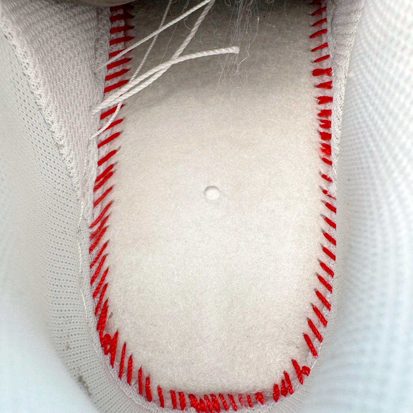 图片[11]-＃XT纯原 NK Air Force 1´07 Low 空军一号低帮百搭休闲运动板鞋 CW7581-101 顶级批次 2022全新楦头鞋型 鱼鳞大底 历时开发三个月 清洁度完美 二维码鞋标 内置芯片及solo气垫 大底高度及其弧度依照正品 钢印 logo刺绣 鞋口弧度 鞋头长度 鞋面冲孔 鞋垫背胶及钢印 完美鞋型对比正品 每一处都是细节满满 柔软、弹性十足的缓震性能和出色的中底设计 横跨复古与现代的外型结合 造就出风靡全球 三十多年的Force 1 直到今天还深受青睐 实拍调校N版已经零色差零失真 百分百还原实物色彩所见即所得 不存在货不对板色差等低级问题 选购参考实物拍摄 不混卖不参货 只用心做好货严格选品 承诺混一赔十 尺码：36 36.5 37.5 38 38.5 39 40 40.5 41 42 42.5 43 44 44.5 45-选品中心