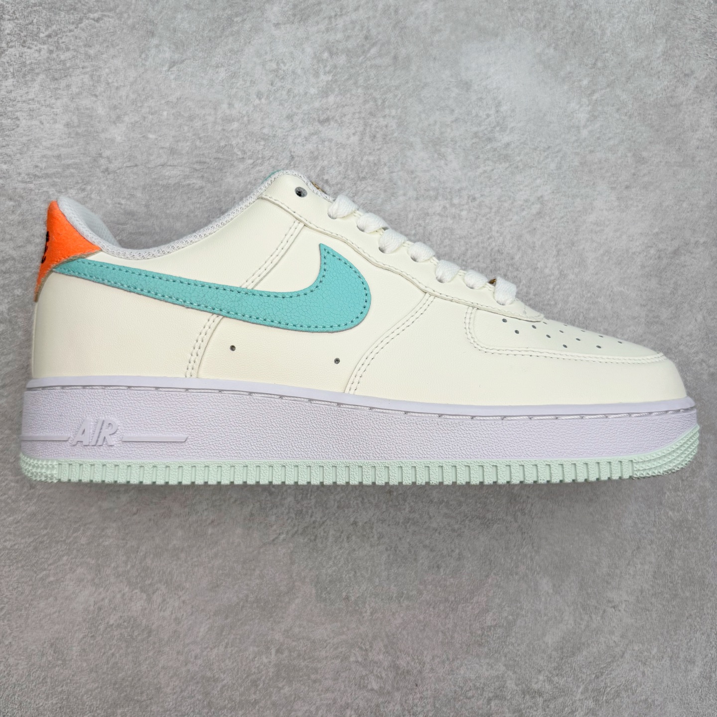 图片[8]-＃XT纯原 NK Air Force 1´07 Low 空军一号低帮百搭休闲运动板鞋 顶级批次 2022全新楦头鞋型 鱼鳞大底 历时开发三个月 清洁度完美 二维码鞋标 内置芯片及solo气垫 大底高度及其弧度依照正品 钢印 logo刺绣 鞋口弧度 鞋头长度 鞋面冲孔 鞋垫背胶及钢印 完美鞋型对比正品 每一处都是细节满满 柔软、弹性十足的缓震性能和出色的中底设计 横跨复古与现代的外型结合 造就出风靡全球 三十多年的Force 1 直到今天还深受青睐 实拍调校N版已经零色差零失真 百分百还原实物色彩所见即所得 不存在货不对板色差等低级问题 选购参考实物拍摄 不混卖不参货 只用心做好货严格选品 承诺混一赔十 尺码：36 36.5 37.5 38 38.5 39 40 40.5 41 42 42.5 43 44 44.5 45-选品中心