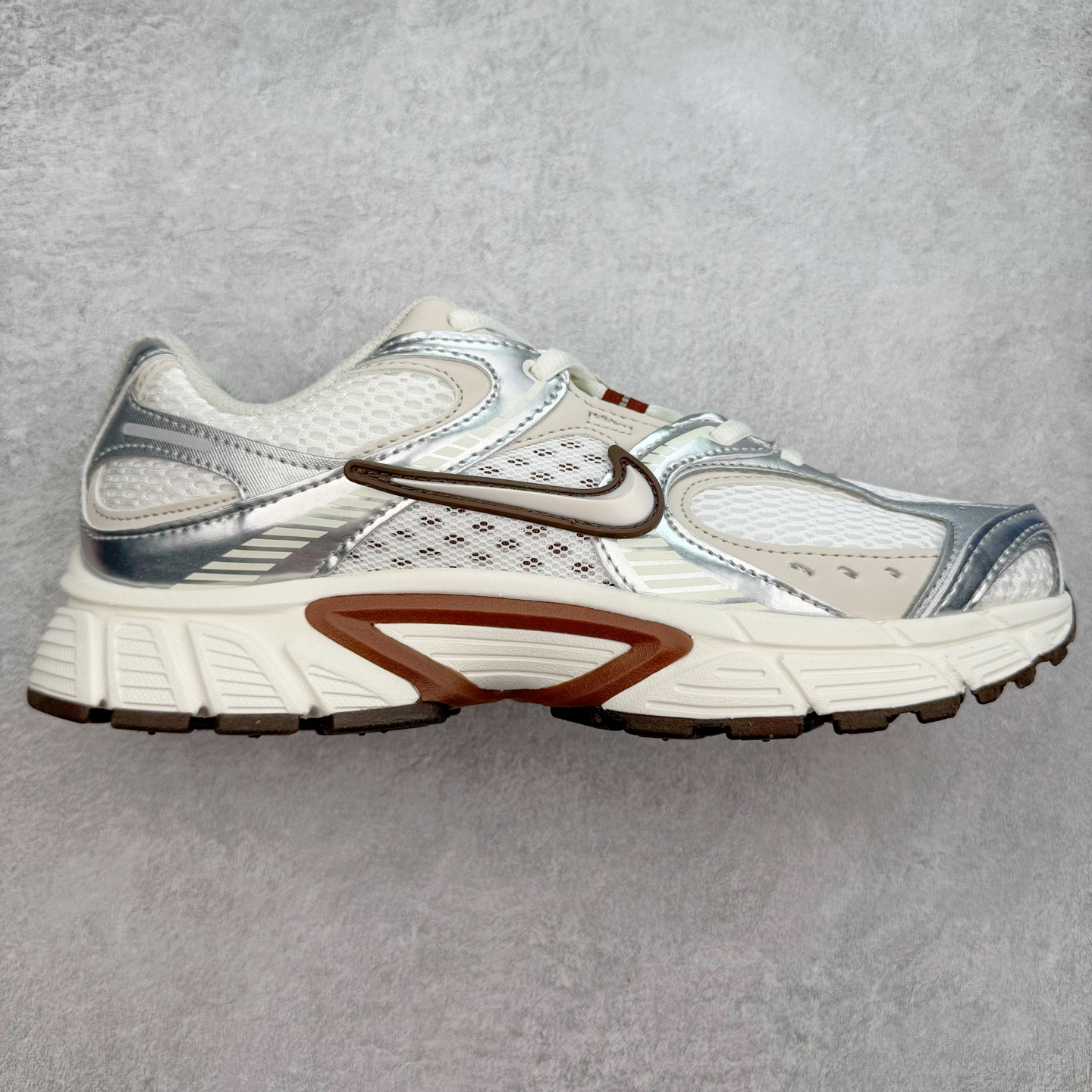 NK V5 RNR 舒适百搭防滑耐磨低帮跑步鞋 HQ7901-102 舒适有型适合日常穿着 该鞋款延续千禧年经典设计搭载泡绵中底 厚实而轻盈匠心细节巧搭立体耐克勾标志焕新演绎复古跑鞋 鞋款从千禧年美学汲取灵感 混搭多种材质突显层次感立体感和传统跑步风范 尺码：36 36.5 37.5 38 38.5 39 40 40.5 41 42 42.5 43 44 44.5 45-选品中心