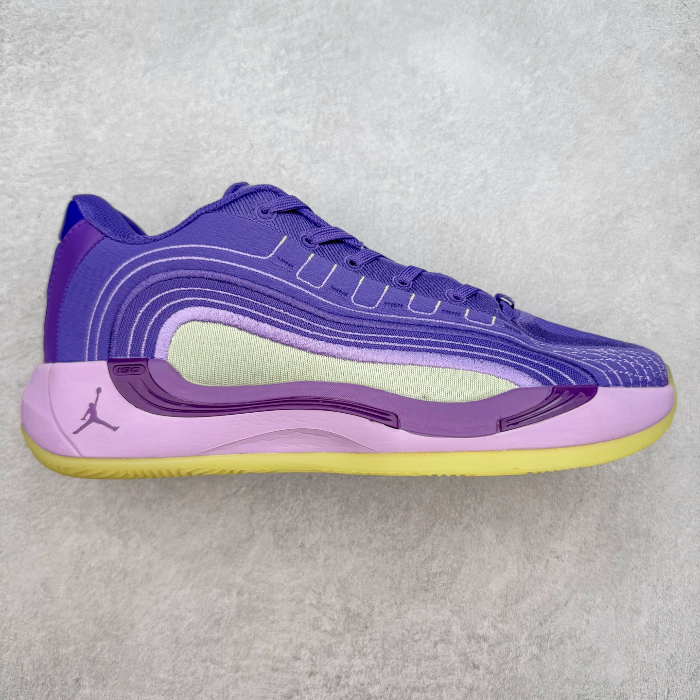 Jordan Luka 4 卢卡东契奇签名实战舒适时尚减震防滑低帮篮球鞋 首先，中底方面，在保持全掌 Cushlon 3.0 的基础上，首次在前掌加入了一块 Zoom Air 气垫，进一步提升响应反馈。除此之外，作为每一代 Luka 签名鞋都会拥有的标志性科技，IsoPlate 本次也进行优化，为东契奇在赛场上摆脱防守、寻求突破空间、施展拿手的后撤步，提供了可靠的稳定保障。鞋面采用从 Luka 1 升级而来的 Flightwire 技术，在保证球鞋透气性的同时，在关键部位进行线条支撑补强，给予双脚更加扎实的包裹。除此之外，外底也采用全新科技，相比我们熟悉的 XDR 橡胶，在保持出色耐用性与抓地力的同时，重量更轻。后跟部位的立体盾型位置，点缀有同样呼应斯洛文尼亚国徽的三颗星星。加之鞋舌部位，在类似斑驳质感的皮料上，刺绣有醒目的东契奇个人 Logo 刺绣，突显个人签名鞋的专属身份。尺码：40 40.5 41 42 42.5 43 44 44.5 45 46-选品中心