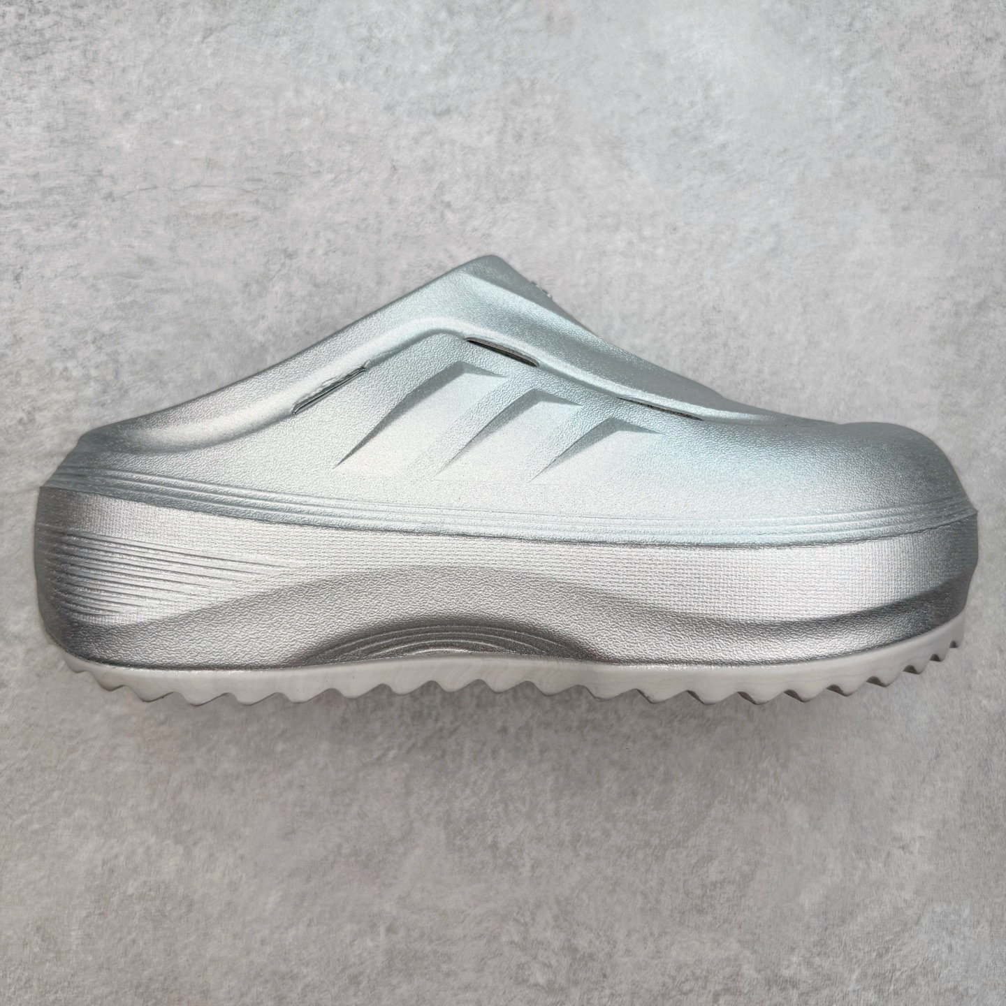 AD OZWAVE CLOG 舒适时尚防磨防滑包头洞洞鞋拖鞋 JR6757 设计灵感来源于经典复古鞋型 两侧三道杠、鞋面流畅的线条，勾勒出富有未来感的廓形。鞋面排布有透气孔，既保留了复古韵味，又不失夏日清凉。采用一脚蹬无鞋带的设计，像是户外涉水，城市通勤都能拿捏，并且也比较好打理。宽大的鞋底配合锯齿元素，极具造型感，满足防滑的同时，上脚也足够有辨识度。整双鞋是饱满的廓形轮廓，搭配厚底造型，除了对裤装有一定的承托作用，也有不俗的增高效果。尺码：36 36⅔ 37⅓ 38 38⅔ 39⅓ 40 40⅔ 41⅓ 42 42⅔ 43⅓ 44 45-选品中心