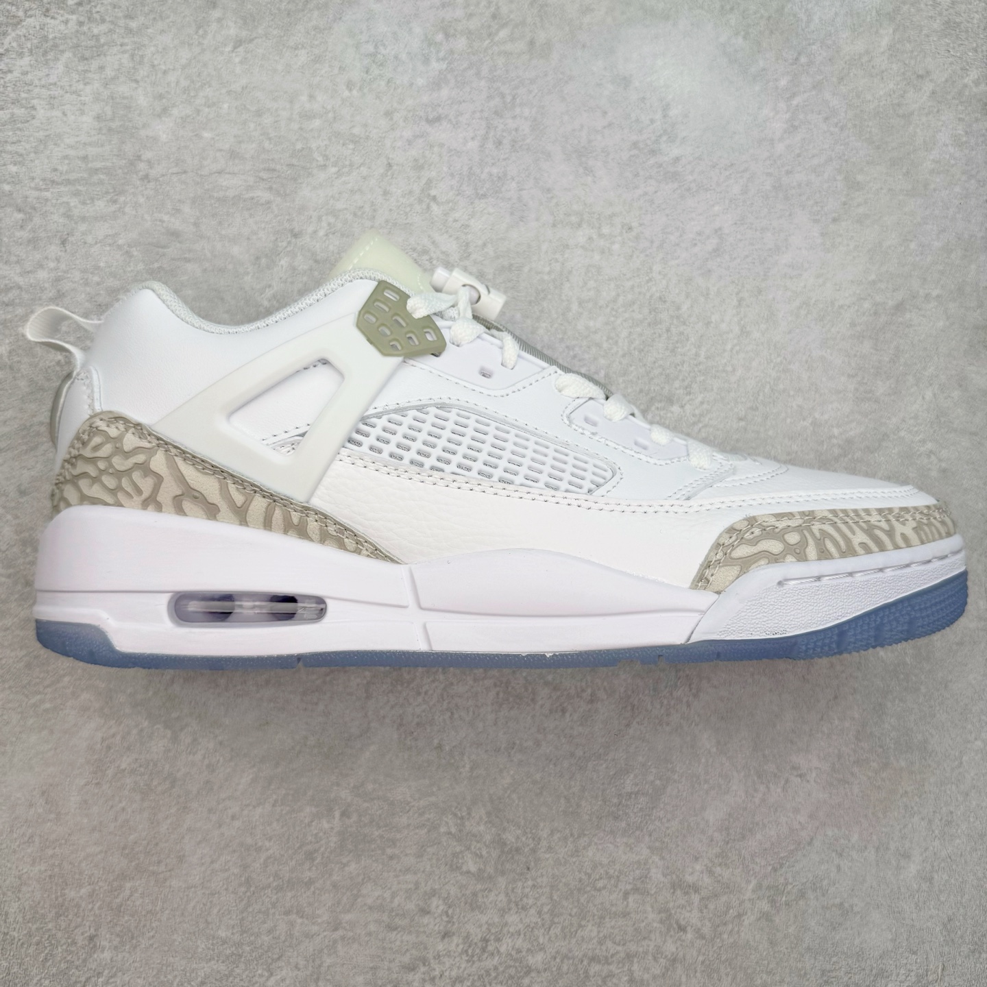 Jordan Spizike Low AJ复古低帮篮球鞋 FQ1759-103 这款鞋子著名导演斯派克李的Jordan Spizike专属 预计于明年夏季推出全新低帮版本 将包括三款配色 经典爆裂纹非常复古 两款配色分别以大学红和黑曜石蓝进行区分 鞋身设计中依旧带有大象爆裂纹、鞋侧束带、塑胶网布等经典元素 之后 在鞋舌、内衬以及鞋底等位置缀以大学红和黑曜石蓝搭配 带来全新造型 尺码：36 36.5 37.5 38 38.5 39 40 40.5 41 42 42.5 43 44 44.5 45 46 47.5-选品中心