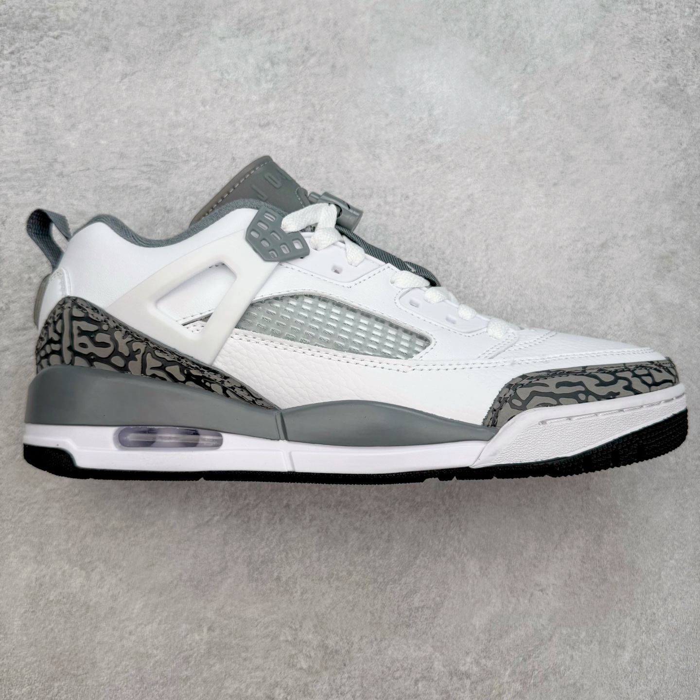 Jordan Spizike Low AJ复古低帮篮球鞋 FQ1759-102 这款鞋子著名导演斯派克李的Jordan Spizike专属 预计于明年夏季推出全新低帮版本 将包括三款配色 经典爆裂纹非常复古 两款配色分别以大学红和黑曜石蓝进行区分 鞋身设计中依旧带有大象爆裂纹、鞋侧束带、塑胶网布等经典元素 之后 在鞋舌、内衬以及鞋底等位置缀以大学红和黑曜石蓝搭配 带来全新造型 尺码：36 36.5 37.5 38 38.5 39 40 40.5 41 42 42.5 43 44 44.5 45 46 47.5-选品中心