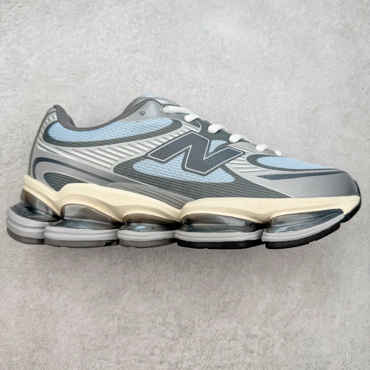 New Balance NB2000 舒适百搭防滑耐磨低帮 休闲跑步鞋 New Balance 在近两年的球鞋市场屡出奇招，在经典鞋型保持进一步增长的同时，推出的每一款新鞋型也都有傲人的战绩。在 327、9060 等鞋型获得成功之后，今天 New Balance 家族又迎来了新鲜血液的注入。这双 New Balance 2000 依然是融合了新旧元素的跑鞋造型，命名为 2000，或许是它的设计理念有着 Y2K 的血统。最大的亮点，在于这双鞋的中底。外侧以五个 ABZORB 单元，带来极具辨识度和冲击力的视觉效果，让这双鞋在外观和脚感方面都颇具吸引力。尺码：36 37 37.5 38 38.5 39 40 40.5 41 42 42.5 43 44 45 46-选品中心