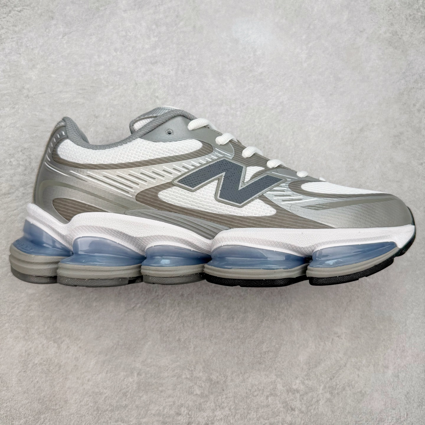 New Balance NB2000 舒适百搭防滑耐磨低帮 休闲跑步鞋 New Balance 在近两年的球鞋市场屡出奇招，在经典鞋型保持进一步增长的同时，推出的每一款新鞋型也都有傲人的战绩。在 327、9060 等鞋型获得成功之后，今天 New Balance 家族又迎来了新鲜血液的注入。这双 New Balance 2000 依然是融合了新旧元素的跑鞋造型，命名为 2000，或许是它的设计理念有着 Y2K 的血统。最大的亮点，在于这双鞋的中底。外侧以五个 ABZORB 单元，带来极具辨识度和冲击力的视觉效果，让这双鞋在外观和脚感方面都颇具吸引力。尺码：36 37 37.5 38 38.5 39 40 40.5 41 42 42.5 43 44 45 46-选品中心