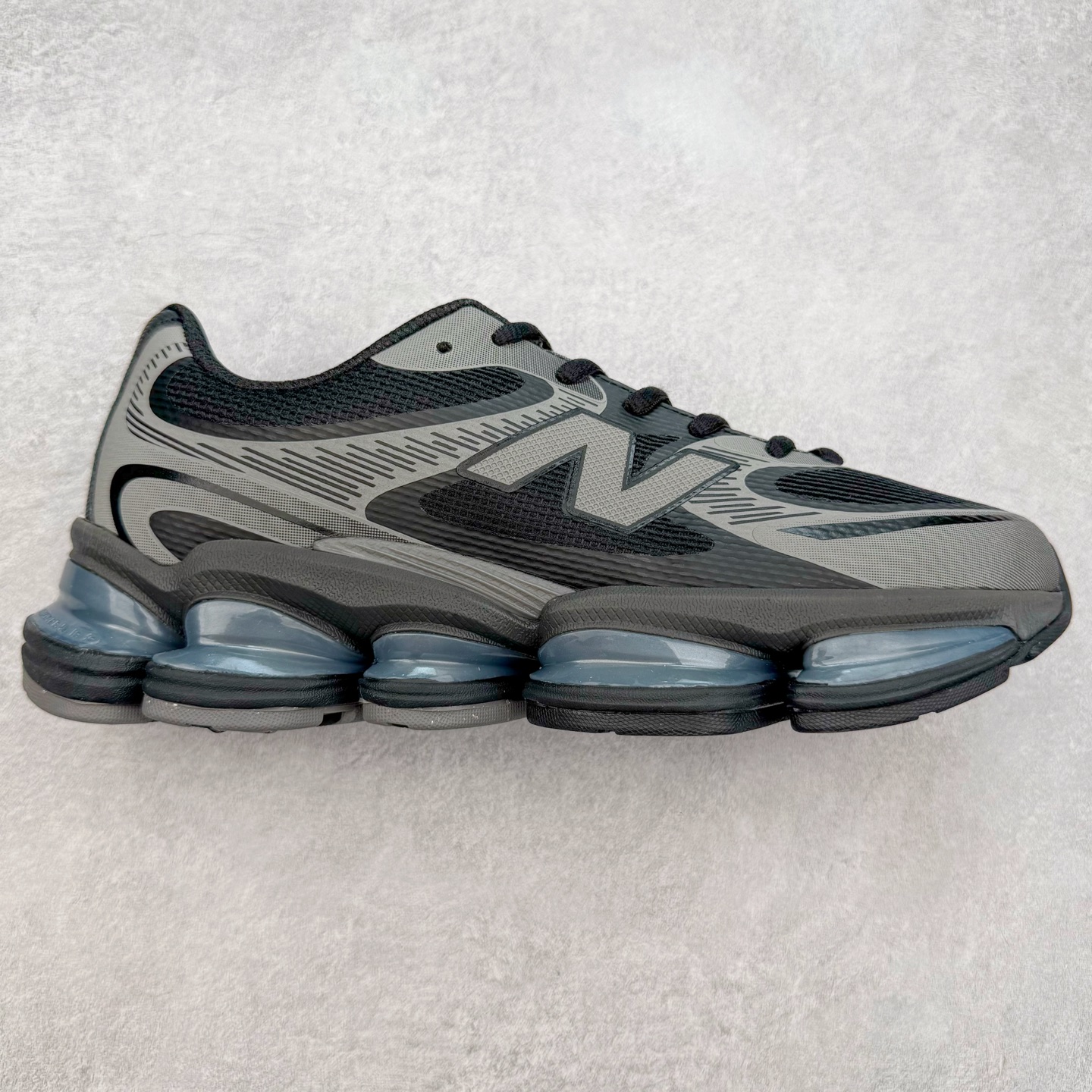 New Balance NB2000 舒适百搭防滑耐磨低帮 休闲跑步鞋 New Balance 在近两年的球鞋市场屡出奇招，在经典鞋型保持进一步增长的同时，推出的每一款新鞋型也都有傲人的战绩。在 327、9060 等鞋型获得成功之后，今天 New Balance 家族又迎来了新鲜血液的注入。这双 New Balance 2000 依然是融合了新旧元素的跑鞋造型，命名为 2000，或许是它的设计理念有着 Y2K 的血统。最大的亮点，在于这双鞋的中底。外侧以五个 ABZORB 单元，带来极具辨识度和冲击力的视觉效果，让这双鞋在外观和脚感方面都颇具吸引力。尺码：36 37 37.5 38 38.5 39 40 40.5 41 42 42.5 43 44 45 46-选品中心