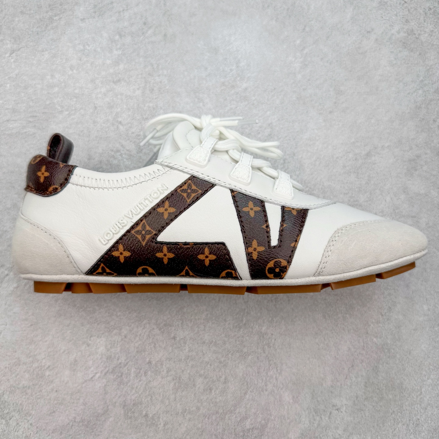 LOUIS VUITTON lv Sneakerina 2025早春发布新款德训鞋芭蕾舞鞋 采用 Sacchetto 制鞋工艺，赋予柔韧鞋底与轻盈内部设计，适合日常休闲及精致造型。惊艳曝光 设计灵感源自芭蕾舞平底鞋 优雅与复古并存 整体低调又老钱 原版购入 独家开模 媲美原版头层小牛皮 鞋面系带设计，侧面印有 LV 标志，后跟处配有拉环。——这双鞋简直是优雅与松弛感的完美融合！尺码：35-40-选品中心