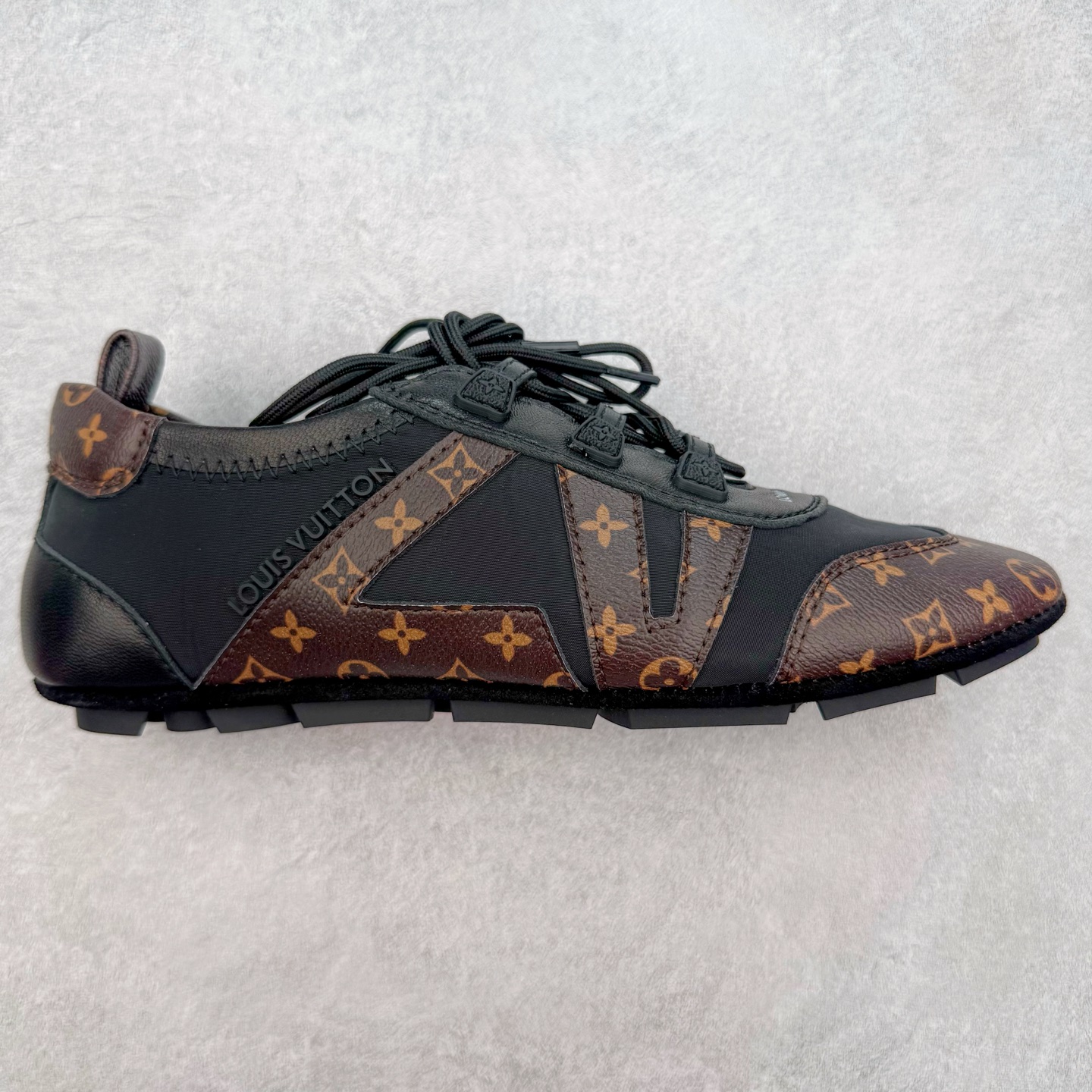 LOUIS VUITTON lv Sneakerina 2025早春发布新款德训鞋芭蕾舞鞋 采用 Sacchetto 制鞋工艺，赋予柔韧鞋底与轻盈内部设计，适合日常休闲及精致造型。惊艳曝光 设计灵感源自芭蕾舞平底鞋 优雅与复古并存 整体低调又老钱 原版购入 独家开模 媲美原版头层小牛皮 鞋面系带设计，侧面印有 LV 标志，后跟处配有拉环。——这双鞋简直是优雅与松弛感的完美融合！尺码：35-40-选品中心