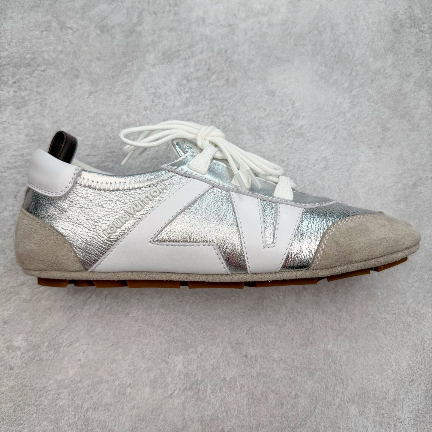 LOUIS VUITTON lv Sneakerina 2025早春发布新款德训鞋芭蕾舞鞋 采用 Sacchetto 制鞋工艺,赋予柔韧鞋底与轻盈内部设计,适合日常休闲及精致造型。惊艳曝光 设计灵感源自芭蕾舞平底鞋 优雅与复古并存 整体低调又老钱 原版购入 独家开模 媲美原版头层小牛皮 鞋面系带设计,侧面印有 LV 标志,后跟处配有拉环。——这双鞋简直是优雅与松弛感的完美融合!尺码:35-40-选品中心