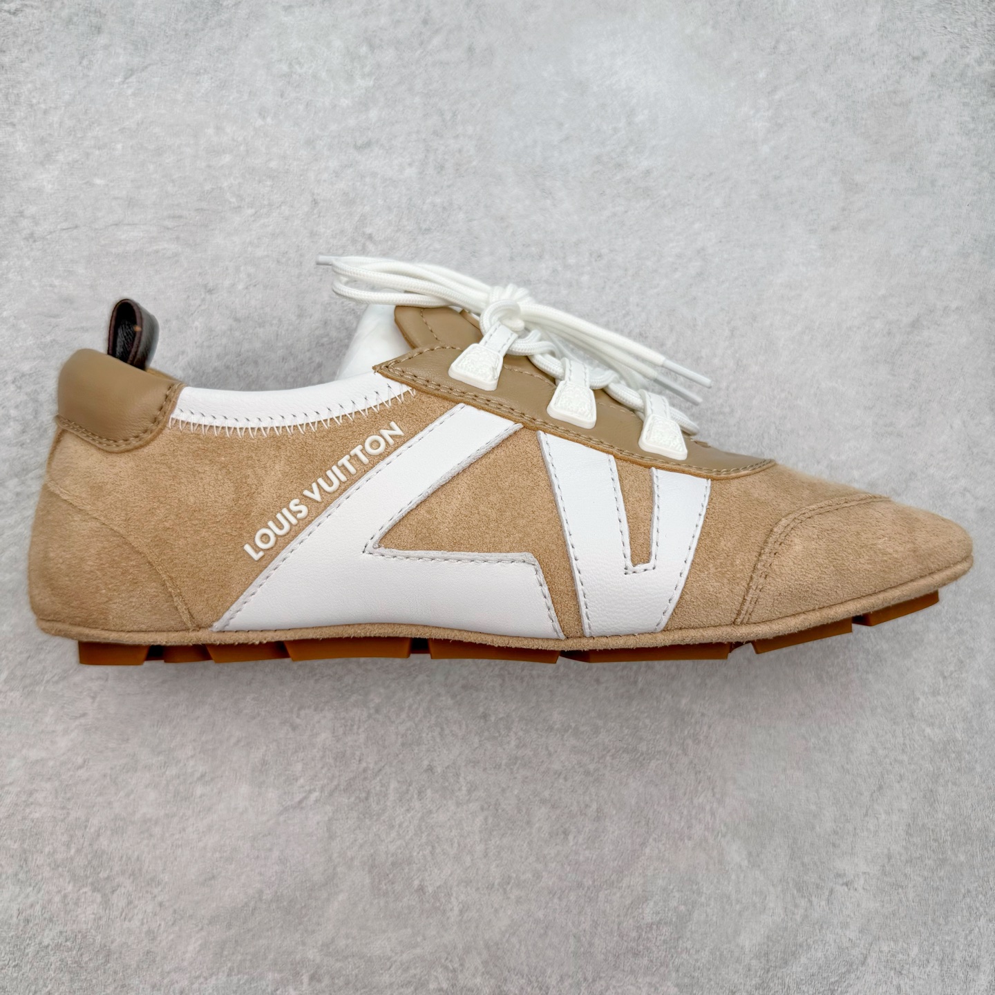 LOUIS VUITTON lv Sneakerina 2025早春发布新款德训鞋芭蕾舞鞋 采用 Sacchetto 制鞋工艺,赋予柔韧鞋底与轻盈内部设计,适合日常休闲及精致造型。惊艳曝光 设计灵感源自芭蕾舞平底鞋 优雅与复古并存 整体低调又老钱 原版购入 独家开模 媲美原版头层小牛皮 鞋面系带设计,侧面印有 LV 标志,后跟处配有拉环。——这双鞋简直是优雅与松弛感的完美融合!尺码:35-40-选品中心