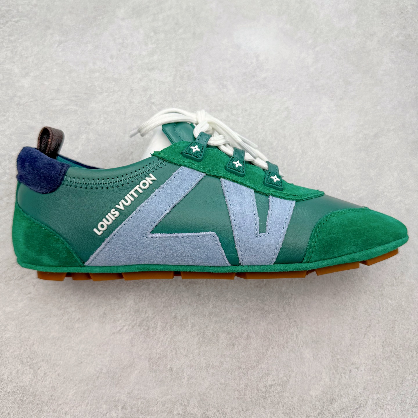 LOUIS VUITTON lv Sneakerina 2025早春发布新款德训鞋芭蕾舞鞋 采用 Sacchetto 制鞋工艺,赋予柔韧鞋底与轻盈内部设计,适合日常休闲及精致造型。惊艳曝光 设计灵感源自芭蕾舞平底鞋 优雅与复古并存 整体低调又老钱 原版购入 独家开模 媲美原版头层小牛皮 鞋面系带设计,侧面印有 LV 标志,后跟处配有拉环。——这双鞋简直是优雅与松弛感的完美融合!尺码:35-40-选品中心