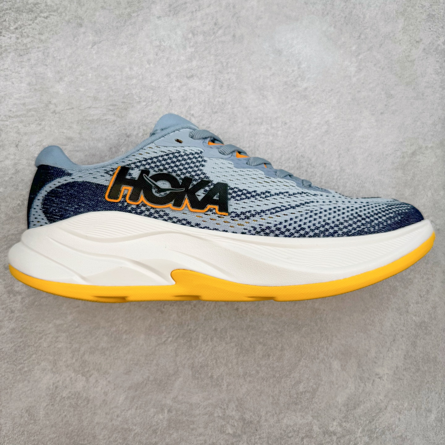 HOKA ONE ONE RINCON 4 舒适防滑耐磨低帮休闲跑步鞋 Rincon 4 是一款日常训练用的跑步鞋，踩上去的感觉很结实。它适合中短距离跑步，但如果您习惯于稍硬的感觉，也可以用于长距离跑步。但它的速度不够快，不能作为速度训练鞋，也不够柔软，不能作为恢复训练鞋，日常里程跑才是它的优势所在。如果您想尝试 Hoka 跑鞋，又想享受极具竞争力的价格，那就试试这款鞋吧。尺码：36 36.5 37.5 38 38.5 39 40 40.5 41 42 42.5 43 44 44.5 45-选品中心