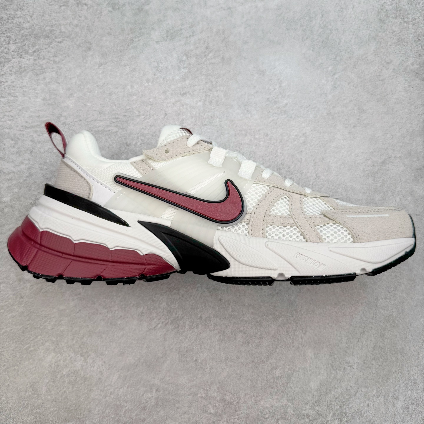 NK V2K Runtekk 减震防滑低帮 复古老爹鞋跑步鞋 HQ3500-100 鞋款被命名为 Runtekk 设计上借鉴了 2000 年的跑鞋风格 配色上以金属银为主调 简练又有复古运动气质 材质上使用大面积网眼、皮革、TPU 组成 支撑和透气性肯定不错 中底处由 Cushlon 泡绵打造 保证在压马路时可以提供优秀脚感 并通过一手做旧氧化效果突出复古感 中底造型很容易让大家联想到巴黎世家3XL 增高效果同样不能忽视 尺码：36 36.5 37.5 38 38.5 39 40 40.5 41 42 42.5 43 44 44.5 45-选品中心