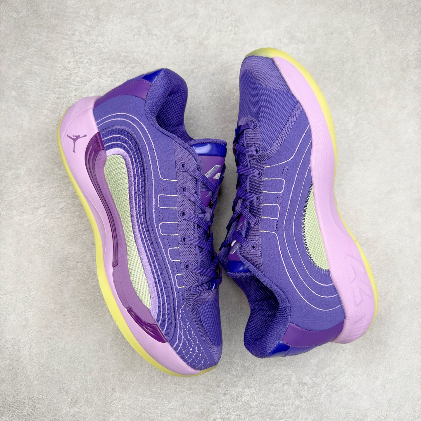 图片[9]-Jordan Luka 4 卢卡东契奇签名实战舒适时尚减震防滑低帮篮球鞋 首先，中底方面，在保持全掌 Cushlon 3.0 的基础上，首次在前掌加入了一块 Zoom Air 气垫，进一步提升响应反馈。除此之外，作为每一代 Luka 签名鞋都会拥有的标志性科技，IsoPlate 本次也进行优化，为东契奇在赛场上摆脱防守、寻求突破空间、施展拿手的后撤步，提供了可靠的稳定保障。鞋面采用从 Luka 1 升级而来的 Flightwire 技术，在保证球鞋透气性的同时，在关键部位进行线条支撑补强，给予双脚更加扎实的包裹。除此之外，外底也采用全新科技，相比我们熟悉的 XDR 橡胶，在保持出色耐用性与抓地力的同时，重量更轻。后跟部位的立体盾型位置，点缀有同样呼应斯洛文尼亚国徽的三颗星星。加之鞋舌部位，在类似斑驳质感的皮料上，刺绣有醒目的东契奇个人 Logo 刺绣，突显个人签名鞋的专属身份。尺码：40 40.5 41 42 42.5 43 44 44.5 45 46-选品中心