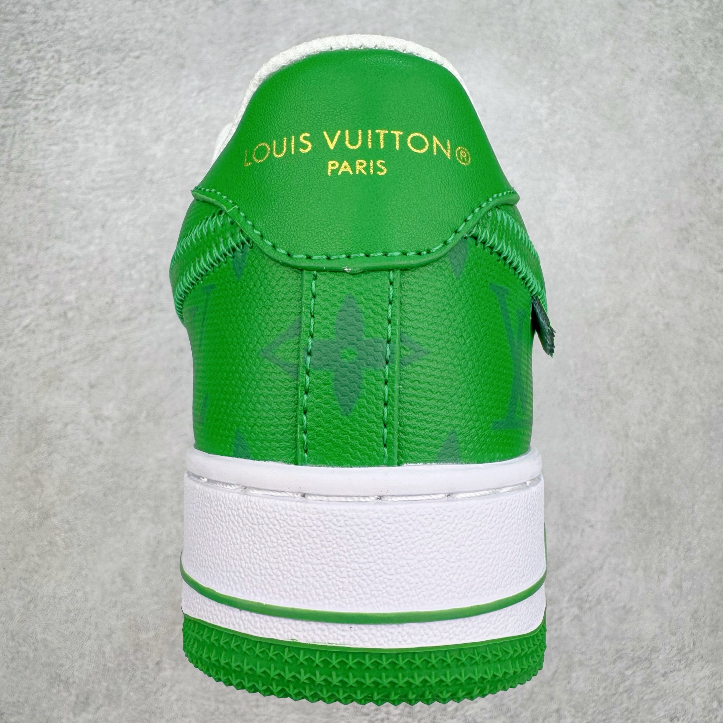 图片[8]-Louis Vuitton x NK Air Force 1 联名款 空军一号低帮休闲运动板鞋 毫无疑问 今年的鞋王非 LV x Air Force1 莫属 LV 的强强联名 再加上是 Virgil Abloh 联名鞋款的绝唱系列 让鞋头们又多了一个不得不买的理由 苏富比在官方 ins 账号上发布了 LV x Nike Air Force 1 第一波发售信息，会以线上拍卖的形式在苏富比网站上进行发售 限量200双 尺码从 US5到 US18 每双鞋的起拍价为2,000美元 预估价在5,000-15,000美元 拍卖所得收益将全数捐赠给 Virgil Abloh 创立的「Post-Modern」奖学金基金 拍卖时间从1月26日进行到2月8日 发售的第一双是最具代表性的小牛皮 LV 老花款式 它集合了 LV 与 Virgil 最经典的设计 鞋身拼接了 LV 两大经典 monogram 印花和 damier 棋盘格元素 侧面、鞋带上的“AIR”“LACET”字样是 Virgil 的招牌设计 白色中底搭配 LV 经典棕色 尽显奢华魅力 此次拍卖还会附带特别版皮质鞋盒 通体一身的橘色鞋盒印满了 LV monogram 老花 顶部搭配了白色锁扣以及 Swoosh 吊饰 日常还可以当作旅行箱使用 尺码：36 36.5 37.5 38 38.5 39 40 40.5 41 42 42.5 43 44 44.5 45-选品中心