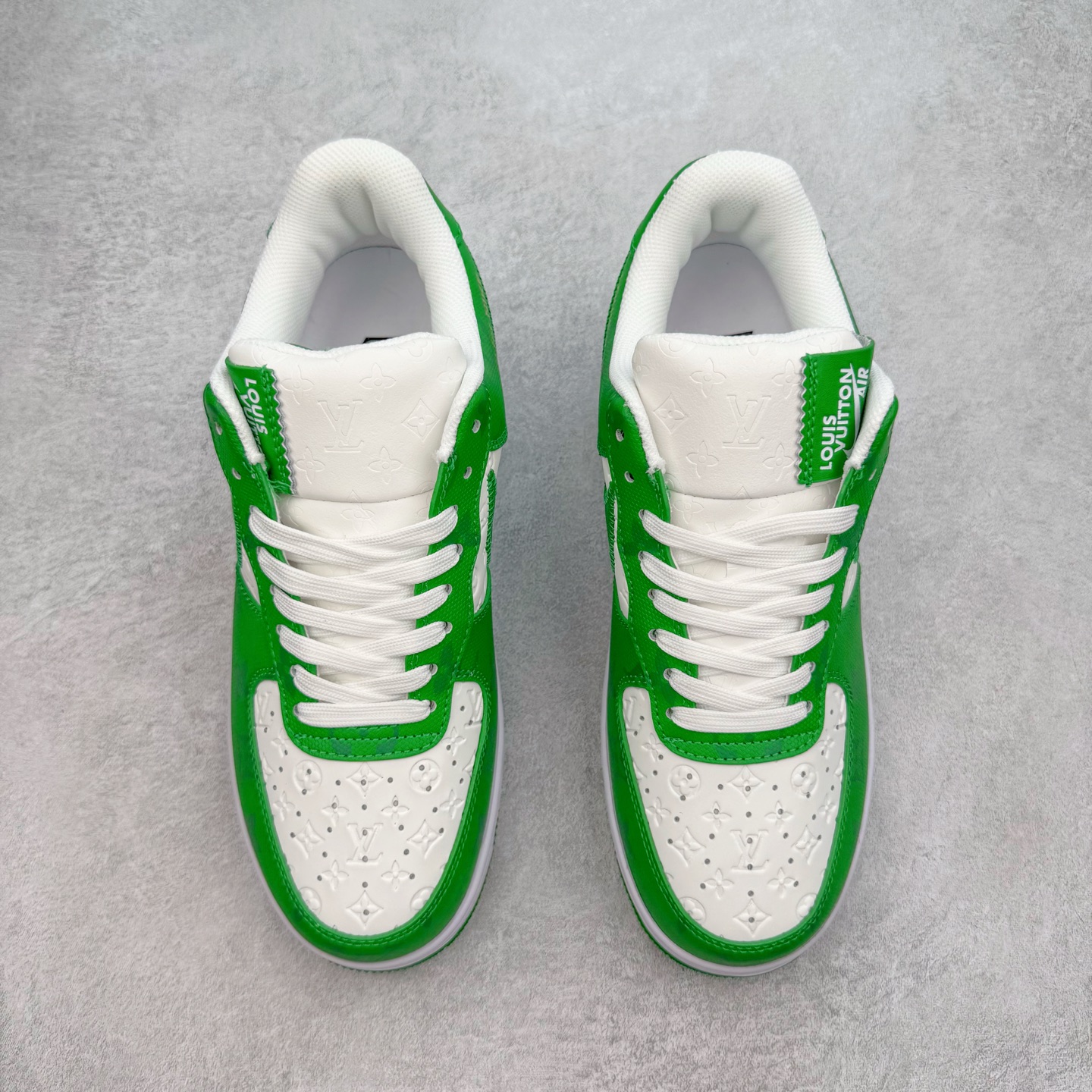 图片[2]-Louis Vuitton x NK Air Force 1 联名款 空军一号低帮休闲运动板鞋 毫无疑问 今年的鞋王非 LV x Air Force1 莫属 LV 的强强联名 再加上是 Virgil Abloh 联名鞋款的绝唱系列 让鞋头们又多了一个不得不买的理由 苏富比在官方 ins 账号上发布了 LV x Nike Air Force 1 第一波发售信息，会以线上拍卖的形式在苏富比网站上进行发售 限量200双 尺码从 US5到 US18 每双鞋的起拍价为2,000美元 预估价在5,000-15,000美元 拍卖所得收益将全数捐赠给 Virgil Abloh 创立的「Post-Modern」奖学金基金 拍卖时间从1月26日进行到2月8日 发售的第一双是最具代表性的小牛皮 LV 老花款式 它集合了 LV 与 Virgil 最经典的设计 鞋身拼接了 LV 两大经典 monogram 印花和 damier 棋盘格元素 侧面、鞋带上的“AIR”“LACET”字样是 Virgil 的招牌设计 白色中底搭配 LV 经典棕色 尽显奢华魅力 此次拍卖还会附带特别版皮质鞋盒 通体一身的橘色鞋盒印满了 LV monogram 老花 顶部搭配了白色锁扣以及 Swoosh 吊饰 日常还可以当作旅行箱使用 尺码：36 36.5 37.5 38 38.5 39 40 40.5 41 42 42.5 43 44 44.5 45-选品中心