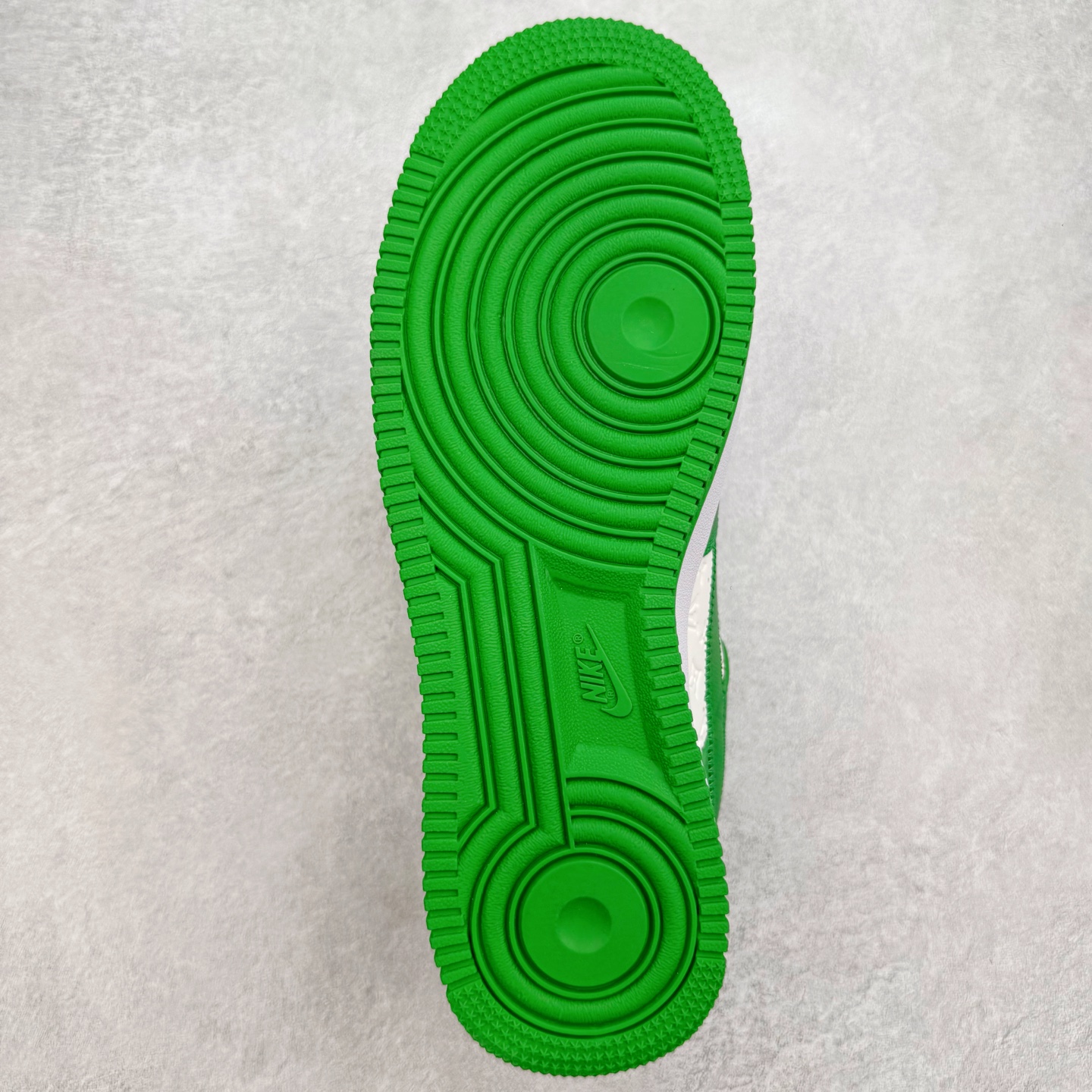 图片[9]-Louis Vuitton x NK Air Force 1 联名款 空军一号低帮休闲运动板鞋 毫无疑问 今年的鞋王非 LV x Air Force1 莫属 LV 的强强联名 再加上是 Virgil Abloh 联名鞋款的绝唱系列 让鞋头们又多了一个不得不买的理由 苏富比在官方 ins 账号上发布了 LV x Nike Air Force 1 第一波发售信息，会以线上拍卖的形式在苏富比网站上进行发售 限量200双 尺码从 US5到 US18 每双鞋的起拍价为2,000美元 预估价在5,000-15,000美元 拍卖所得收益将全数捐赠给 Virgil Abloh 创立的「Post-Modern」奖学金基金 拍卖时间从1月26日进行到2月8日 发售的第一双是最具代表性的小牛皮 LV 老花款式 它集合了 LV 与 Virgil 最经典的设计 鞋身拼接了 LV 两大经典 monogram 印花和 damier 棋盘格元素 侧面、鞋带上的“AIR”“LACET”字样是 Virgil 的招牌设计 白色中底搭配 LV 经典棕色 尽显奢华魅力 此次拍卖还会附带特别版皮质鞋盒 通体一身的橘色鞋盒印满了 LV monogram 老花 顶部搭配了白色锁扣以及 Swoosh 吊饰 日常还可以当作旅行箱使用 尺码：36 36.5 37.5 38 38.5 39 40 40.5 41 42 42.5 43 44 44.5 45-选品中心