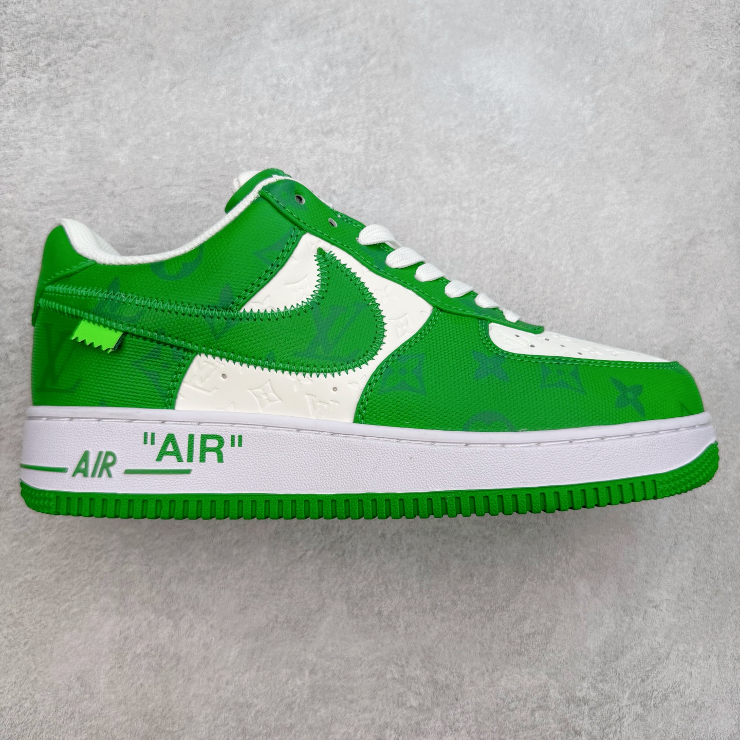 Louis Vuitton x NK Air Force 1 联名款 空军一号低帮休闲运动板鞋 毫无疑问 今年的鞋王非 LV x Air Force1 莫属 LV 的强强联名 再加上是 Virgil Abloh 联名鞋款的绝唱系列 让鞋头们又多了一个不得不买的理由 苏富比在官方 ins 账号上发布了 LV x Nike Air Force 1 第一波发售信息，会以线上拍卖的形式在苏富比网站上进行发售 限量200双 尺码从 US5到 US18 每双鞋的起拍价为2,000美元 预估价在5,000-15,000美元 拍卖所得收益将全数捐赠给 Virgil Abloh 创立的「Post-Modern」奖学金基金 拍卖时间从1月26日进行到2月8日 发售的第一双是最具代表性的小牛皮 LV 老花款式 它集合了 LV 与 Virgil 最经典的设计 鞋身拼接了 LV 两大经典 monogram 印花和 damier 棋盘格元素 侧面、鞋带上的“AIR”“LACET”字样是 Virgil 的招牌设计 白色中底搭配 LV 经典棕色 尽显奢华魅力 此次拍卖还会附带特别版皮质鞋盒 通体一身的橘色鞋盒印满了 LV monogram 老花 顶部搭配了白色锁扣以及 Swoosh 吊饰 日常还可以当作旅行箱使用 尺码：36 36.5 37.5 38 38.5 39 40 40.5 41 42 42.5 43 44 44.5 45-选品中心