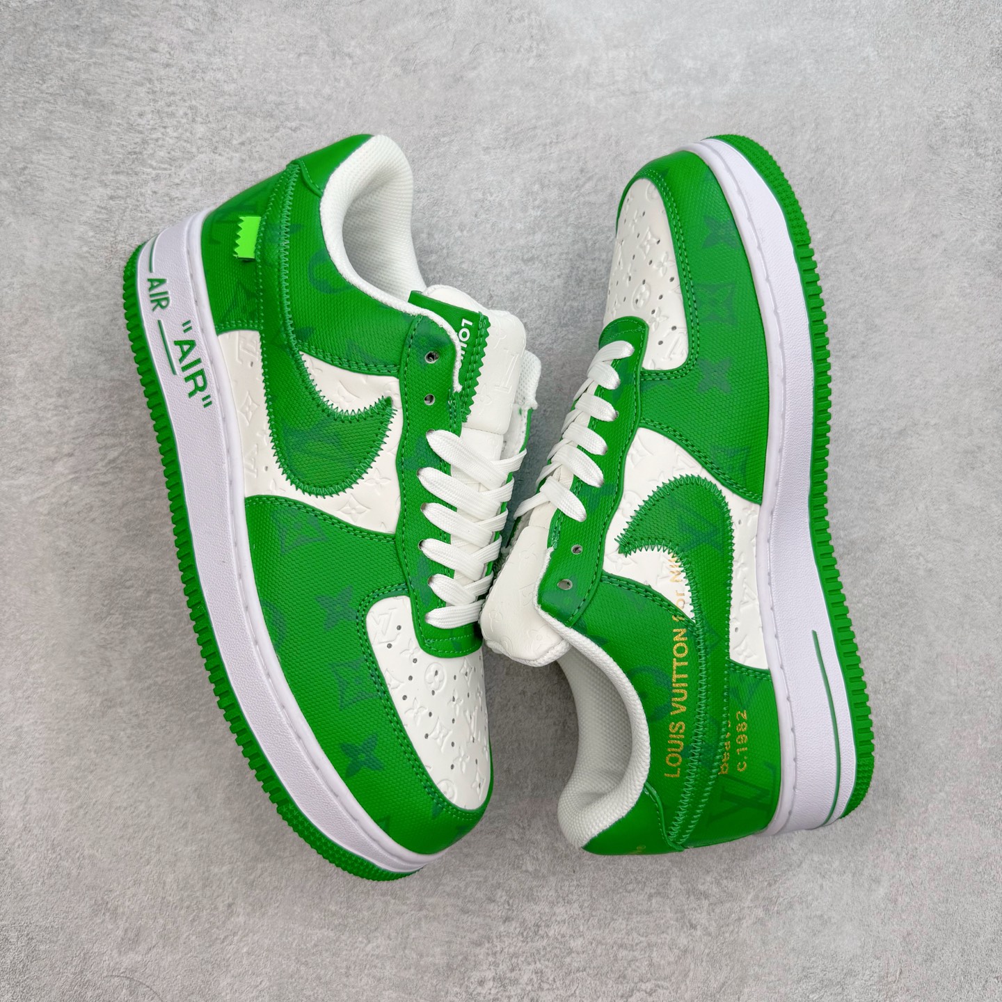 图片[3]-Louis Vuitton x NK Air Force 1 联名款 空军一号低帮休闲运动板鞋 毫无疑问 今年的鞋王非 LV x Air Force1 莫属 LV 的强强联名 再加上是 Virgil Abloh 联名鞋款的绝唱系列 让鞋头们又多了一个不得不买的理由 苏富比在官方 ins 账号上发布了 LV x Nike Air Force 1 第一波发售信息，会以线上拍卖的形式在苏富比网站上进行发售 限量200双 尺码从 US5到 US18 每双鞋的起拍价为2,000美元 预估价在5,000-15,000美元 拍卖所得收益将全数捐赠给 Virgil Abloh 创立的「Post-Modern」奖学金基金 拍卖时间从1月26日进行到2月8日 发售的第一双是最具代表性的小牛皮 LV 老花款式 它集合了 LV 与 Virgil 最经典的设计 鞋身拼接了 LV 两大经典 monogram 印花和 damier 棋盘格元素 侧面、鞋带上的“AIR”“LACET”字样是 Virgil 的招牌设计 白色中底搭配 LV 经典棕色 尽显奢华魅力 此次拍卖还会附带特别版皮质鞋盒 通体一身的橘色鞋盒印满了 LV monogram 老花 顶部搭配了白色锁扣以及 Swoosh 吊饰 日常还可以当作旅行箱使用 尺码：36 36.5 37.5 38 38.5 39 40 40.5 41 42 42.5 43 44 44.5 45-选品中心