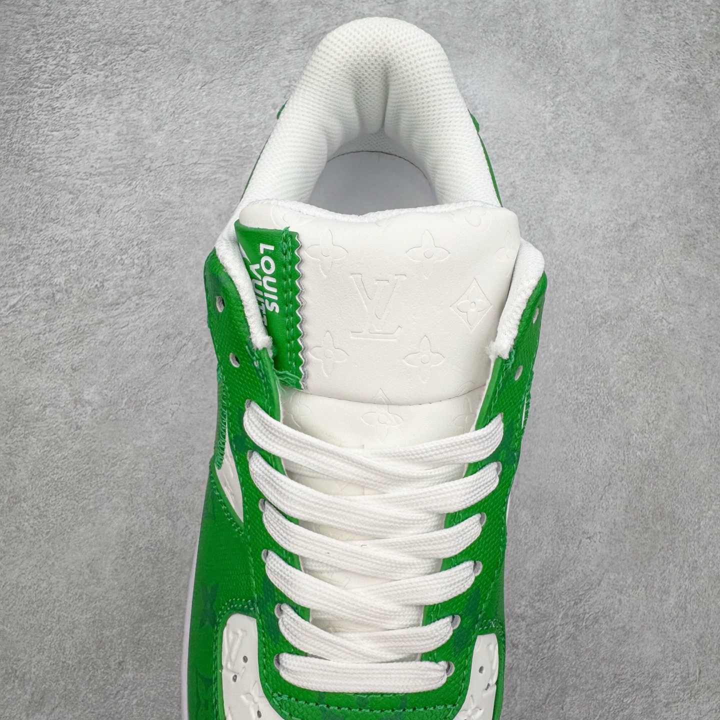 图片[5]-Louis Vuitton x NK Air Force 1 联名款 空军一号低帮休闲运动板鞋 毫无疑问 今年的鞋王非 LV x Air Force1 莫属 LV 的强强联名 再加上是 Virgil Abloh 联名鞋款的绝唱系列 让鞋头们又多了一个不得不买的理由 苏富比在官方 ins 账号上发布了 LV x Nike Air Force 1 第一波发售信息，会以线上拍卖的形式在苏富比网站上进行发售 限量200双 尺码从 US5到 US18 每双鞋的起拍价为2,000美元 预估价在5,000-15,000美元 拍卖所得收益将全数捐赠给 Virgil Abloh 创立的「Post-Modern」奖学金基金 拍卖时间从1月26日进行到2月8日 发售的第一双是最具代表性的小牛皮 LV 老花款式 它集合了 LV 与 Virgil 最经典的设计 鞋身拼接了 LV 两大经典 monogram 印花和 damier 棋盘格元素 侧面、鞋带上的“AIR”“LACET”字样是 Virgil 的招牌设计 白色中底搭配 LV 经典棕色 尽显奢华魅力 此次拍卖还会附带特别版皮质鞋盒 通体一身的橘色鞋盒印满了 LV monogram 老花 顶部搭配了白色锁扣以及 Swoosh 吊饰 日常还可以当作旅行箱使用 尺码：36 36.5 37.5 38 38.5 39 40 40.5 41 42 42.5 43 44 44.5 45-选品中心