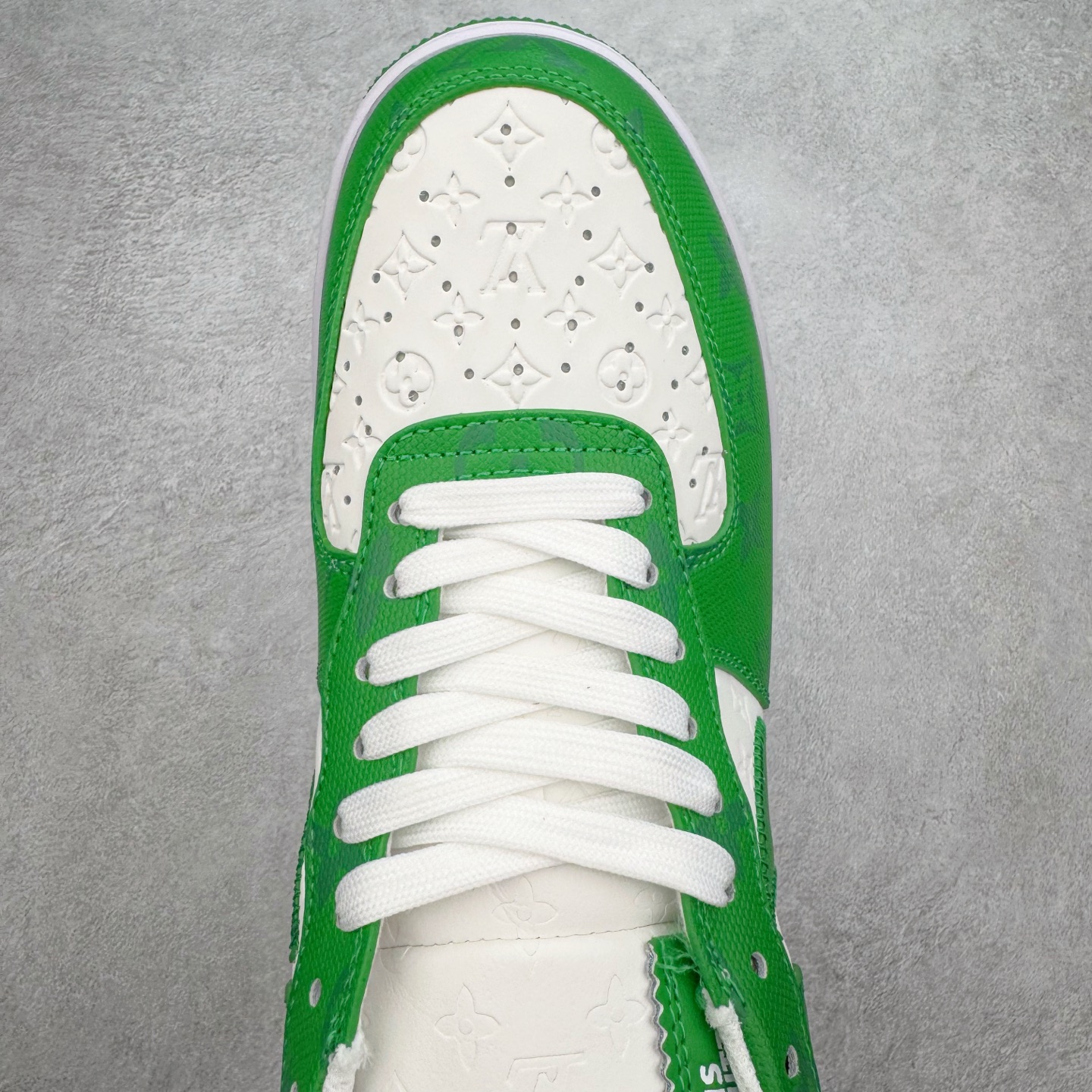 图片[4]-Louis Vuitton x NK Air Force 1 联名款 空军一号低帮休闲运动板鞋 毫无疑问 今年的鞋王非 LV x Air Force1 莫属 LV 的强强联名 再加上是 Virgil Abloh 联名鞋款的绝唱系列 让鞋头们又多了一个不得不买的理由 苏富比在官方 ins 账号上发布了 LV x Nike Air Force 1 第一波发售信息，会以线上拍卖的形式在苏富比网站上进行发售 限量200双 尺码从 US5到 US18 每双鞋的起拍价为2,000美元 预估价在5,000-15,000美元 拍卖所得收益将全数捐赠给 Virgil Abloh 创立的「Post-Modern」奖学金基金 拍卖时间从1月26日进行到2月8日 发售的第一双是最具代表性的小牛皮 LV 老花款式 它集合了 LV 与 Virgil 最经典的设计 鞋身拼接了 LV 两大经典 monogram 印花和 damier 棋盘格元素 侧面、鞋带上的“AIR”“LACET”字样是 Virgil 的招牌设计 白色中底搭配 LV 经典棕色 尽显奢华魅力 此次拍卖还会附带特别版皮质鞋盒 通体一身的橘色鞋盒印满了 LV monogram 老花 顶部搭配了白色锁扣以及 Swoosh 吊饰 日常还可以当作旅行箱使用 尺码：36 36.5 37.5 38 38.5 39 40 40.5 41 42 42.5 43 44 44.5 45-选品中心