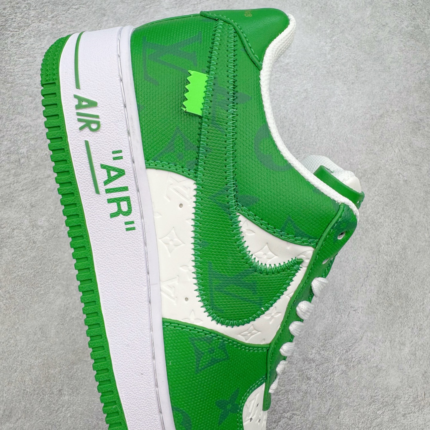 图片[6]-Louis Vuitton x NK Air Force 1 联名款 空军一号低帮休闲运动板鞋 毫无疑问 今年的鞋王非 LV x Air Force1 莫属 LV 的强强联名 再加上是 Virgil Abloh 联名鞋款的绝唱系列 让鞋头们又多了一个不得不买的理由 苏富比在官方 ins 账号上发布了 LV x Nike Air Force 1 第一波发售信息，会以线上拍卖的形式在苏富比网站上进行发售 限量200双 尺码从 US5到 US18 每双鞋的起拍价为2,000美元 预估价在5,000-15,000美元 拍卖所得收益将全数捐赠给 Virgil Abloh 创立的「Post-Modern」奖学金基金 拍卖时间从1月26日进行到2月8日 发售的第一双是最具代表性的小牛皮 LV 老花款式 它集合了 LV 与 Virgil 最经典的设计 鞋身拼接了 LV 两大经典 monogram 印花和 damier 棋盘格元素 侧面、鞋带上的“AIR”“LACET”字样是 Virgil 的招牌设计 白色中底搭配 LV 经典棕色 尽显奢华魅力 此次拍卖还会附带特别版皮质鞋盒 通体一身的橘色鞋盒印满了 LV monogram 老花 顶部搭配了白色锁扣以及 Swoosh 吊饰 日常还可以当作旅行箱使用 尺码：36 36.5 37.5 38 38.5 39 40 40.5 41 42 42.5 43 44 44.5 45-选品中心