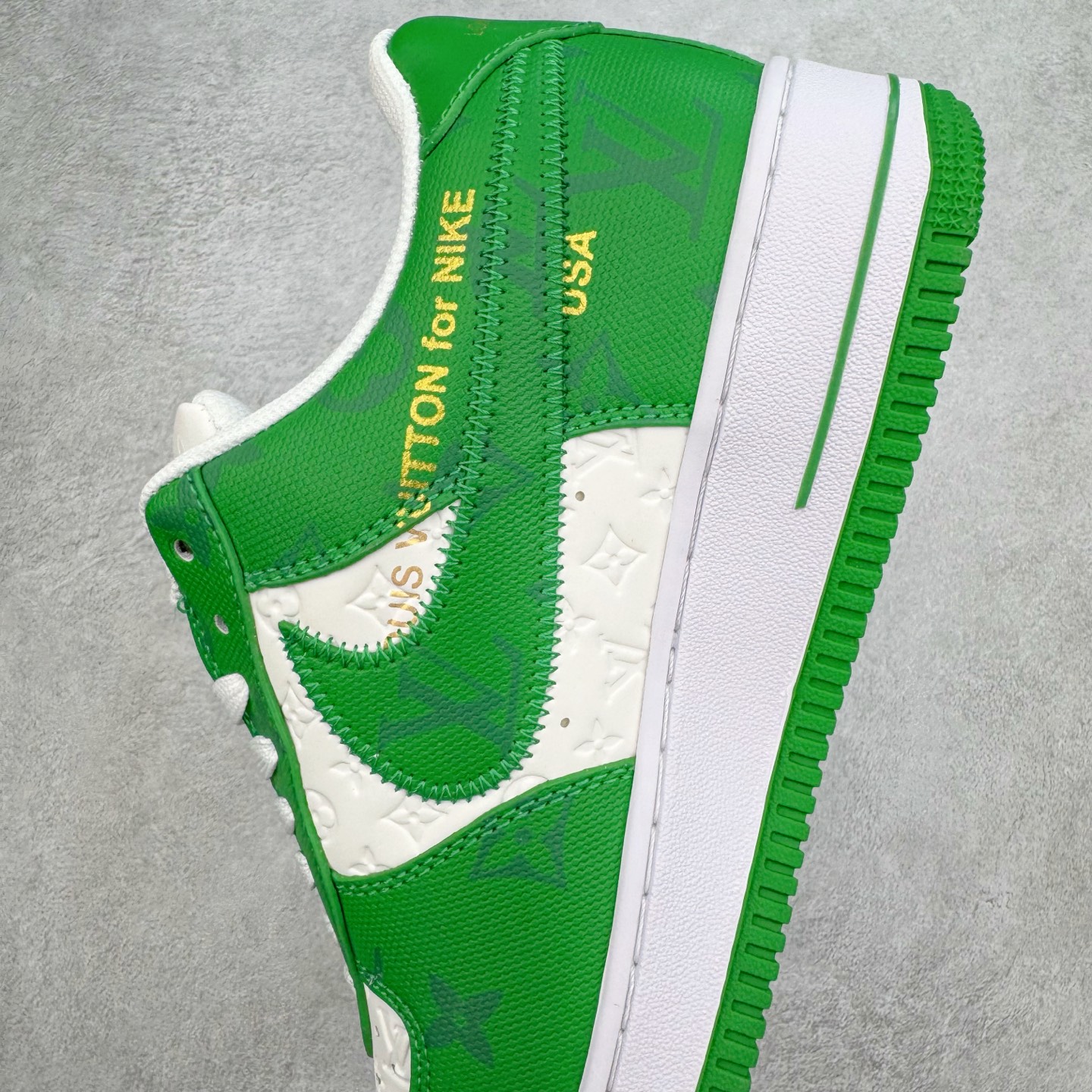 图片[7]-Louis Vuitton x NK Air Force 1 联名款 空军一号低帮休闲运动板鞋 毫无疑问 今年的鞋王非 LV x Air Force1 莫属 LV 的强强联名 再加上是 Virgil Abloh 联名鞋款的绝唱系列 让鞋头们又多了一个不得不买的理由 苏富比在官方 ins 账号上发布了 LV x Nike Air Force 1 第一波发售信息，会以线上拍卖的形式在苏富比网站上进行发售 限量200双 尺码从 US5到 US18 每双鞋的起拍价为2,000美元 预估价在5,000-15,000美元 拍卖所得收益将全数捐赠给 Virgil Abloh 创立的「Post-Modern」奖学金基金 拍卖时间从1月26日进行到2月8日 发售的第一双是最具代表性的小牛皮 LV 老花款式 它集合了 LV 与 Virgil 最经典的设计 鞋身拼接了 LV 两大经典 monogram 印花和 damier 棋盘格元素 侧面、鞋带上的“AIR”“LACET”字样是 Virgil 的招牌设计 白色中底搭配 LV 经典棕色 尽显奢华魅力 此次拍卖还会附带特别版皮质鞋盒 通体一身的橘色鞋盒印满了 LV monogram 老花 顶部搭配了白色锁扣以及 Swoosh 吊饰 日常还可以当作旅行箱使用 尺码：36 36.5 37.5 38 38.5 39 40 40.5 41 42 42.5 43 44 44.5 45-选品中心