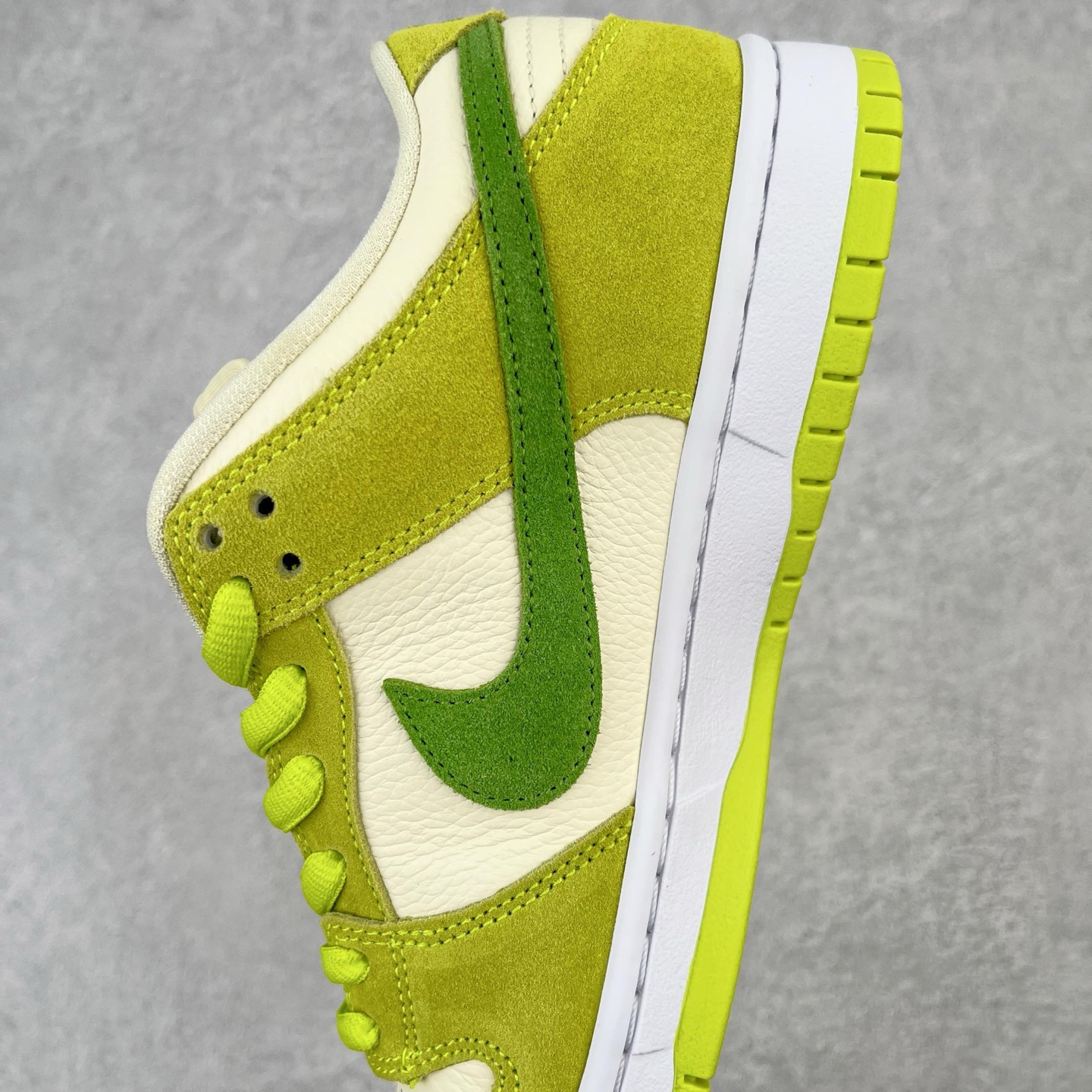 图片[7]-＃S2纯原福利 NK SB Dunk Low Pro 米绿青苹果 DM0807-300 独家原厂航空铝磨具打磨大底 鞋头坡度极致还原 原盒原配 圈内天花板工艺 原厂冲刀 超高清洁度 全鞋零毛边皮料切割 全套原楦原模倾力打造完美版型 采用原厂百宏鞋带以及原厂百宏织唛舌标 内标可供原厂几率过验 原厂中底布黄色点胶 原厂中底布拉帮走线遵循公司‼️尺码：36 36.5 37.5 38 38.5 39 40 40.5 41 42 42.5 43 44 44.5 45 46 47.5 48.5-选品中心