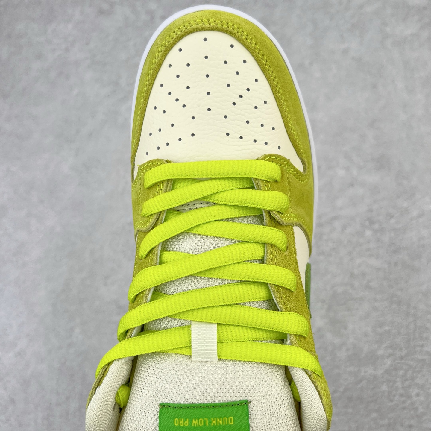 图片[4]-＃S2纯原福利 NK SB Dunk Low Pro 米绿青苹果 DM0807-300 独家原厂航空铝磨具打磨大底 鞋头坡度极致还原 原盒原配 圈内天花板工艺 原厂冲刀 超高清洁度 全鞋零毛边皮料切割 全套原楦原模倾力打造完美版型 采用原厂百宏鞋带以及原厂百宏织唛舌标 内标可供原厂几率过验 原厂中底布黄色点胶 原厂中底布拉帮走线遵循公司‼️尺码：36 36.5 37.5 38 38.5 39 40 40.5 41 42 42.5 43 44 44.5 45 46 47.5 48.5-选品中心