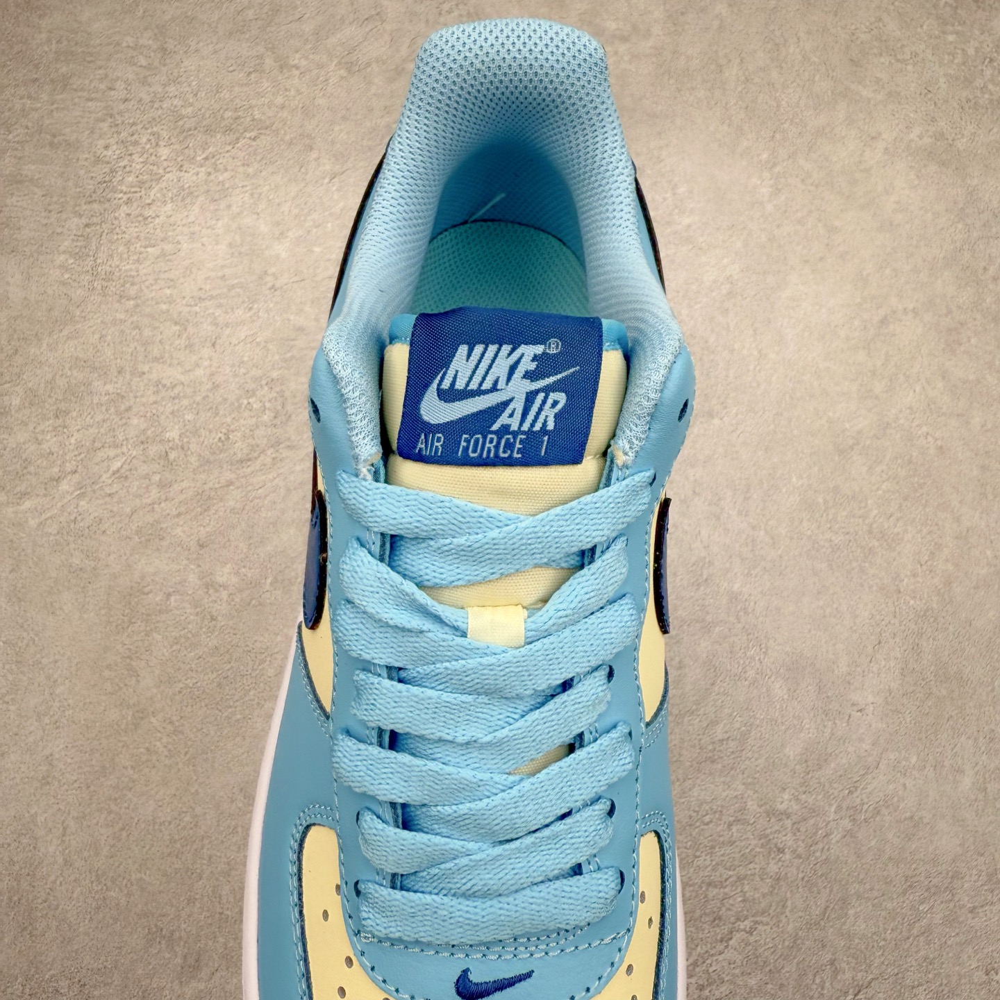 图片[5]-＃XT纯原 NK Air Force 1´07 Low 空军一号低帮百搭休闲运动板鞋 HF4837-407 顶级批次 2022全新楦头鞋型 鱼鳞大底 历时开发三个月 清洁度完美 二维码鞋标 内置芯片及solo气垫 大底高度及其弧度依照正品 钢印 logo刺绣 鞋口弧度 鞋头长度 鞋面冲孔 鞋垫背胶及钢印 完美鞋型对比正品 每一处都是细节满满 柔软、弹性十足的缓震性能和出色的中底设计 横跨复古与现代的外型结合 造就出风靡全球 三十多年的Force 1 直到今天还深受青睐 实拍调校N版已经零色差零失真 百分百还原实物色彩所见即所得 不存在货不对板色差等低级问题 选购参考实物拍摄 不混卖不参货 只用心做好货严格选品 承诺混一赔十 尺码：36 36.5 37.5 38 38.5 39 40 40.5 41 42 42.5 43 44 44.5 45-选品中心