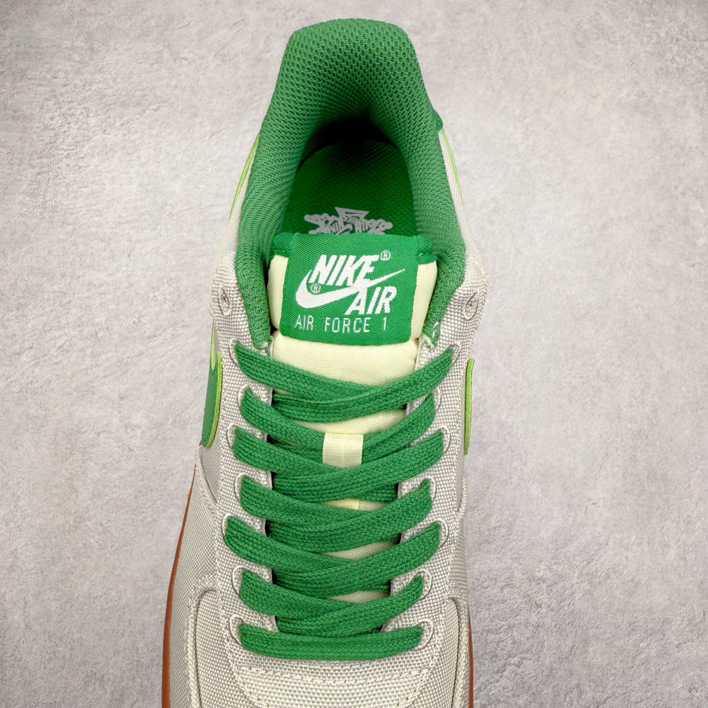 图片[5]-＃XT纯原 NK Air Force 1´07 Low 空军一号低帮百搭休闲运动板鞋 AJ7282-003 顶级批次 2022全新楦头鞋型 鱼鳞大底 历时开发三个月 清洁度完美 二维码鞋标 内置芯片及solo气垫 大底高度及其弧度依照正品 钢印 logo刺绣 鞋口弧度 鞋头长度 鞋面冲孔 鞋垫背胶及钢印 完美鞋型对比正品 每一处都是细节满满 柔软、弹性十足的缓震性能和出色的中底设计 横跨复古与现代的外型结合 造就出风靡全球 三十多年的Force 1 直到今天还深受青睐 实拍调校N版已经零色差零失真 百分百还原实物色彩所见即所得 不存在货不对板色差等低级问题 选购参考实物拍摄 不混卖不参货 只用心做好货严格选品 承诺混一赔十 尺码：36 36.5 37.5 38 38.5 39 40 40.5 41 42 42.5 43 44 44.5 45-选品中心