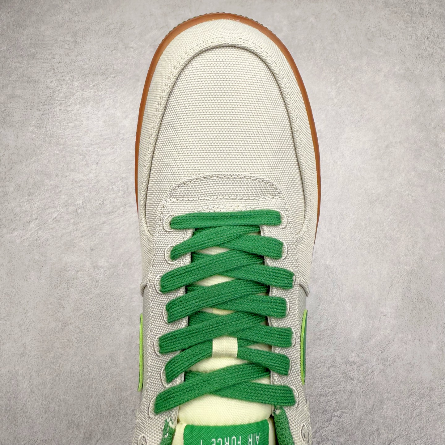 图片[4]-＃XT纯原 NK Air Force 1´07 Low 空军一号低帮百搭休闲运动板鞋 AJ7282-003 顶级批次 2022全新楦头鞋型 鱼鳞大底 历时开发三个月 清洁度完美 二维码鞋标 内置芯片及solo气垫 大底高度及其弧度依照正品 钢印 logo刺绣 鞋口弧度 鞋头长度 鞋面冲孔 鞋垫背胶及钢印 完美鞋型对比正品 每一处都是细节满满 柔软、弹性十足的缓震性能和出色的中底设计 横跨复古与现代的外型结合 造就出风靡全球 三十多年的Force 1 直到今天还深受青睐 实拍调校N版已经零色差零失真 百分百还原实物色彩所见即所得 不存在货不对板色差等低级问题 选购参考实物拍摄 不混卖不参货 只用心做好货严格选品 承诺混一赔十 尺码：36 36.5 37.5 38 38.5 39 40 40.5 41 42 42.5 43 44 44.5 45-选品中心