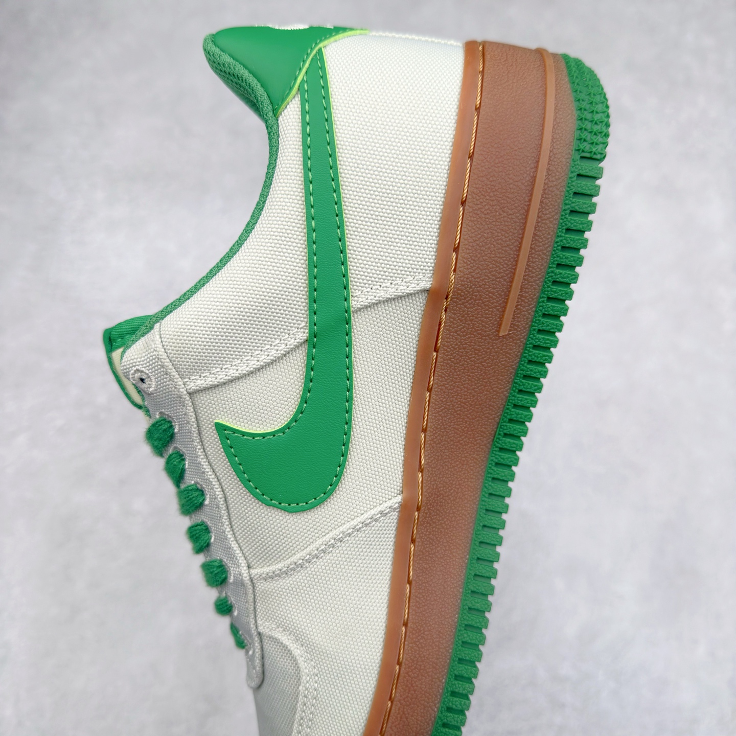 图片[7]-＃XT纯原 NK Air Force 1´07 Low 空军一号低帮百搭休闲运动板鞋 AJ7282-003 顶级批次 2022全新楦头鞋型 鱼鳞大底 历时开发三个月 清洁度完美 二维码鞋标 内置芯片及solo气垫 大底高度及其弧度依照正品 钢印 logo刺绣 鞋口弧度 鞋头长度 鞋面冲孔 鞋垫背胶及钢印 完美鞋型对比正品 每一处都是细节满满 柔软、弹性十足的缓震性能和出色的中底设计 横跨复古与现代的外型结合 造就出风靡全球 三十多年的Force 1 直到今天还深受青睐 实拍调校N版已经零色差零失真 百分百还原实物色彩所见即所得 不存在货不对板色差等低级问题 选购参考实物拍摄 不混卖不参货 只用心做好货严格选品 承诺混一赔十 尺码：36 36.5 37.5 38 38.5 39 40 40.5 41 42 42.5 43 44 44.5 45-选品中心