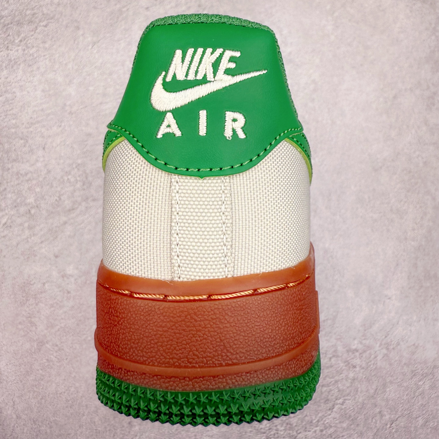 图片[8]-＃XT纯原 NK Air Force 1´07 Low 空军一号低帮百搭休闲运动板鞋 AJ7282-003 顶级批次 2022全新楦头鞋型 鱼鳞大底 历时开发三个月 清洁度完美 二维码鞋标 内置芯片及solo气垫 大底高度及其弧度依照正品 钢印 logo刺绣 鞋口弧度 鞋头长度 鞋面冲孔 鞋垫背胶及钢印 完美鞋型对比正品 每一处都是细节满满 柔软、弹性十足的缓震性能和出色的中底设计 横跨复古与现代的外型结合 造就出风靡全球 三十多年的Force 1 直到今天还深受青睐 实拍调校N版已经零色差零失真 百分百还原实物色彩所见即所得 不存在货不对板色差等低级问题 选购参考实物拍摄 不混卖不参货 只用心做好货严格选品 承诺混一赔十 尺码：36 36.5 37.5 38 38.5 39 40 40.5 41 42 42.5 43 44 44.5 45-选品中心