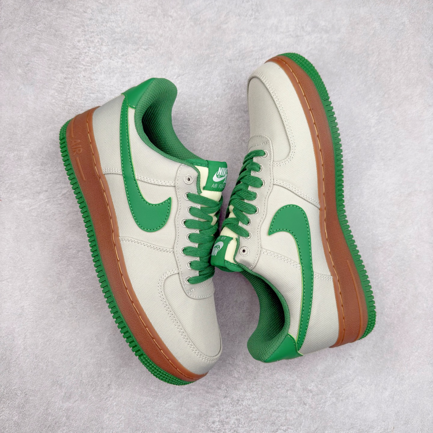 图片[3]-＃XT纯原 NK Air Force 1´07 Low 空军一号低帮百搭休闲运动板鞋 AJ7282-003 顶级批次 2022全新楦头鞋型 鱼鳞大底 历时开发三个月 清洁度完美 二维码鞋标 内置芯片及solo气垫 大底高度及其弧度依照正品 钢印 logo刺绣 鞋口弧度 鞋头长度 鞋面冲孔 鞋垫背胶及钢印 完美鞋型对比正品 每一处都是细节满满 柔软、弹性十足的缓震性能和出色的中底设计 横跨复古与现代的外型结合 造就出风靡全球 三十多年的Force 1 直到今天还深受青睐 实拍调校N版已经零色差零失真 百分百还原实物色彩所见即所得 不存在货不对板色差等低级问题 选购参考实物拍摄 不混卖不参货 只用心做好货严格选品 承诺混一赔十 尺码：36 36.5 37.5 38 38.5 39 40 40.5 41 42 42.5 43 44 44.5 45-选品中心