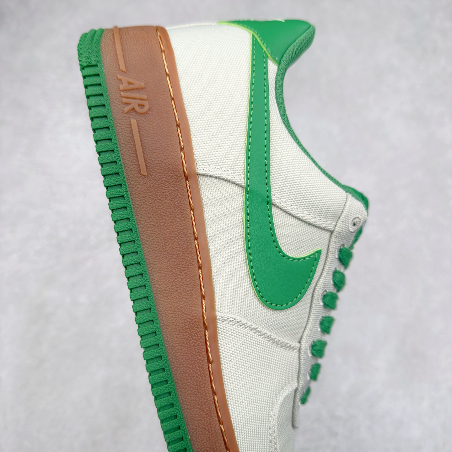 图片[6]-＃XT纯原 NK Air Force 1´07 Low 空军一号低帮百搭休闲运动板鞋 AJ7282-003 顶级批次 2022全新楦头鞋型 鱼鳞大底 历时开发三个月 清洁度完美 二维码鞋标 内置芯片及solo气垫 大底高度及其弧度依照正品 钢印 logo刺绣 鞋口弧度 鞋头长度 鞋面冲孔 鞋垫背胶及钢印 完美鞋型对比正品 每一处都是细节满满 柔软、弹性十足的缓震性能和出色的中底设计 横跨复古与现代的外型结合 造就出风靡全球 三十多年的Force 1 直到今天还深受青睐 实拍调校N版已经零色差零失真 百分百还原实物色彩所见即所得 不存在货不对板色差等低级问题 选购参考实物拍摄 不混卖不参货 只用心做好货严格选品 承诺混一赔十 尺码：36 36.5 37.5 38 38.5 39 40 40.5 41 42 42.5 43 44 44.5 45-选品中心