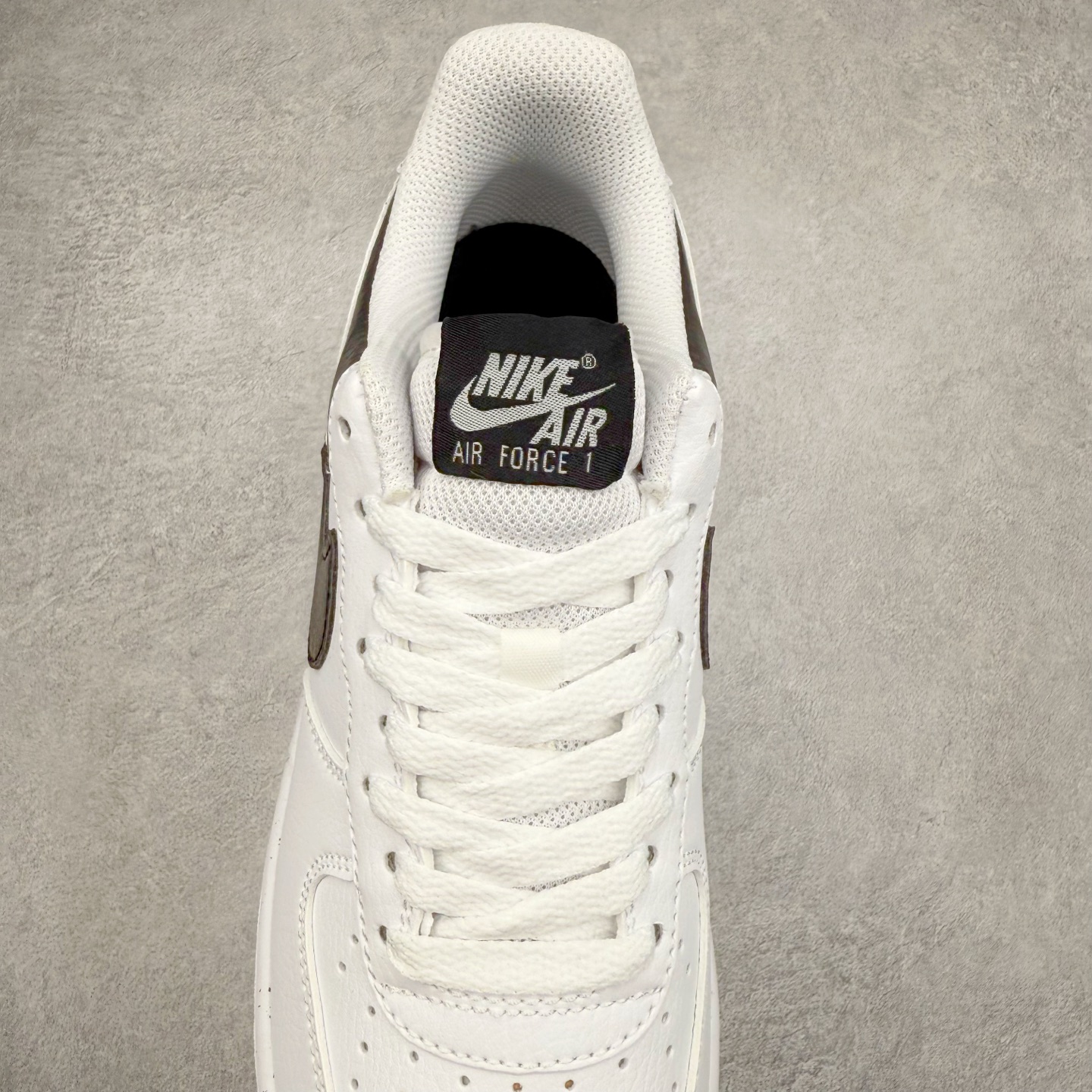 图片[5]-＃XT纯原 NK Air Force 1´07 Low 空军一号低帮百搭休闲运动板鞋 HF9096-100 顶级批次 2022全新楦头鞋型 鱼鳞大底 历时开发三个月 清洁度完美 二维码鞋标 内置芯片及solo气垫 大底高度及其弧度依照正品 钢印 logo刺绣 鞋口弧度 鞋头长度 鞋面冲孔 鞋垫背胶及钢印 完美鞋型对比正品 每一处都是细节满满 柔软、弹性十足的缓震性能和出色的中底设计 横跨复古与现代的外型结合 造就出风靡全球 三十多年的Force 1 直到今天还深受青睐 实拍调校N版已经零色差零失真 百分百还原实物色彩所见即所得 不存在货不对板色差等低级问题 选购参考实物拍摄 不混卖不参货 只用心做好货严格选品 承诺混一赔十 尺码：36 36.5 37.5 38 38.5 39 40 40.5 41 42 42.5 43 44 44.5 45-选品中心