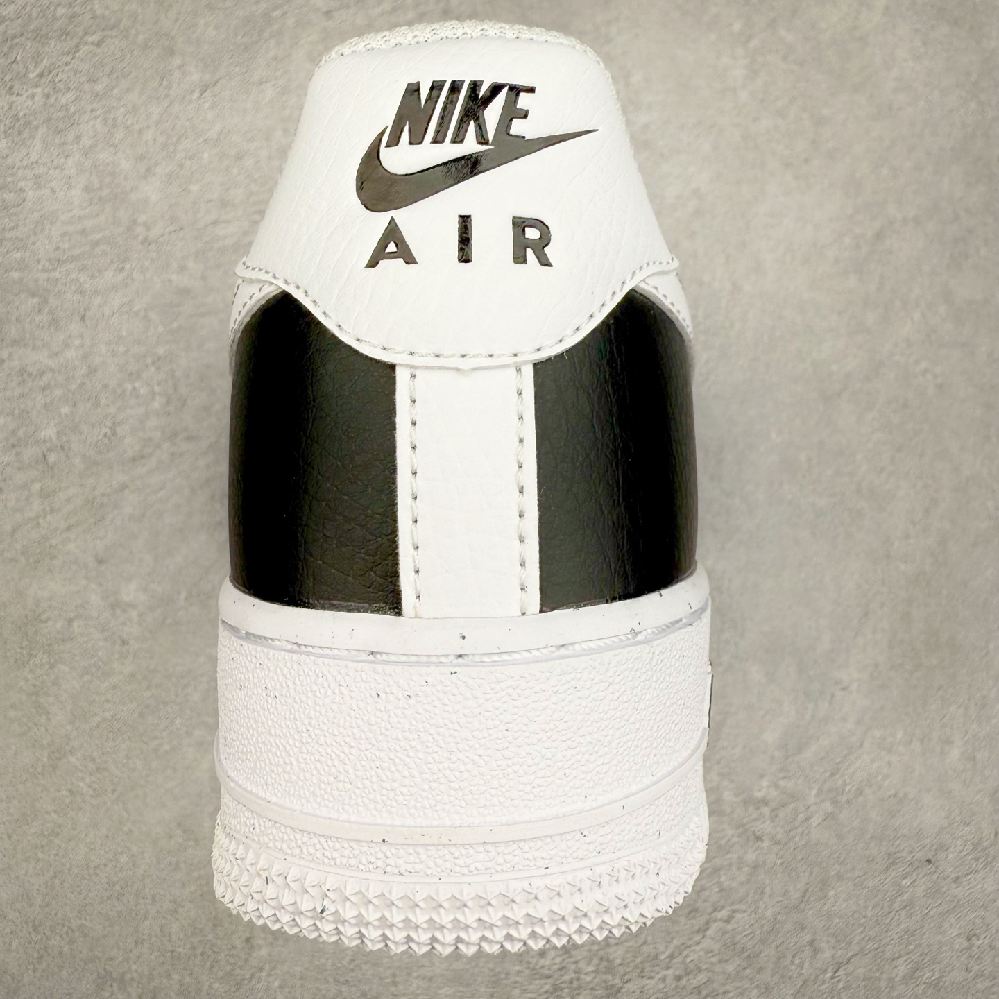 图片[8]-＃XT纯原 NK Air Force 1´07 Low 空军一号低帮百搭休闲运动板鞋 HF9096-100 顶级批次 2022全新楦头鞋型 鱼鳞大底 历时开发三个月 清洁度完美 二维码鞋标 内置芯片及solo气垫 大底高度及其弧度依照正品 钢印 logo刺绣 鞋口弧度 鞋头长度 鞋面冲孔 鞋垫背胶及钢印 完美鞋型对比正品 每一处都是细节满满 柔软、弹性十足的缓震性能和出色的中底设计 横跨复古与现代的外型结合 造就出风靡全球 三十多年的Force 1 直到今天还深受青睐 实拍调校N版已经零色差零失真 百分百还原实物色彩所见即所得 不存在货不对板色差等低级问题 选购参考实物拍摄 不混卖不参货 只用心做好货严格选品 承诺混一赔十 尺码：36 36.5 37.5 38 38.5 39 40 40.5 41 42 42.5 43 44 44.5 45-选品中心