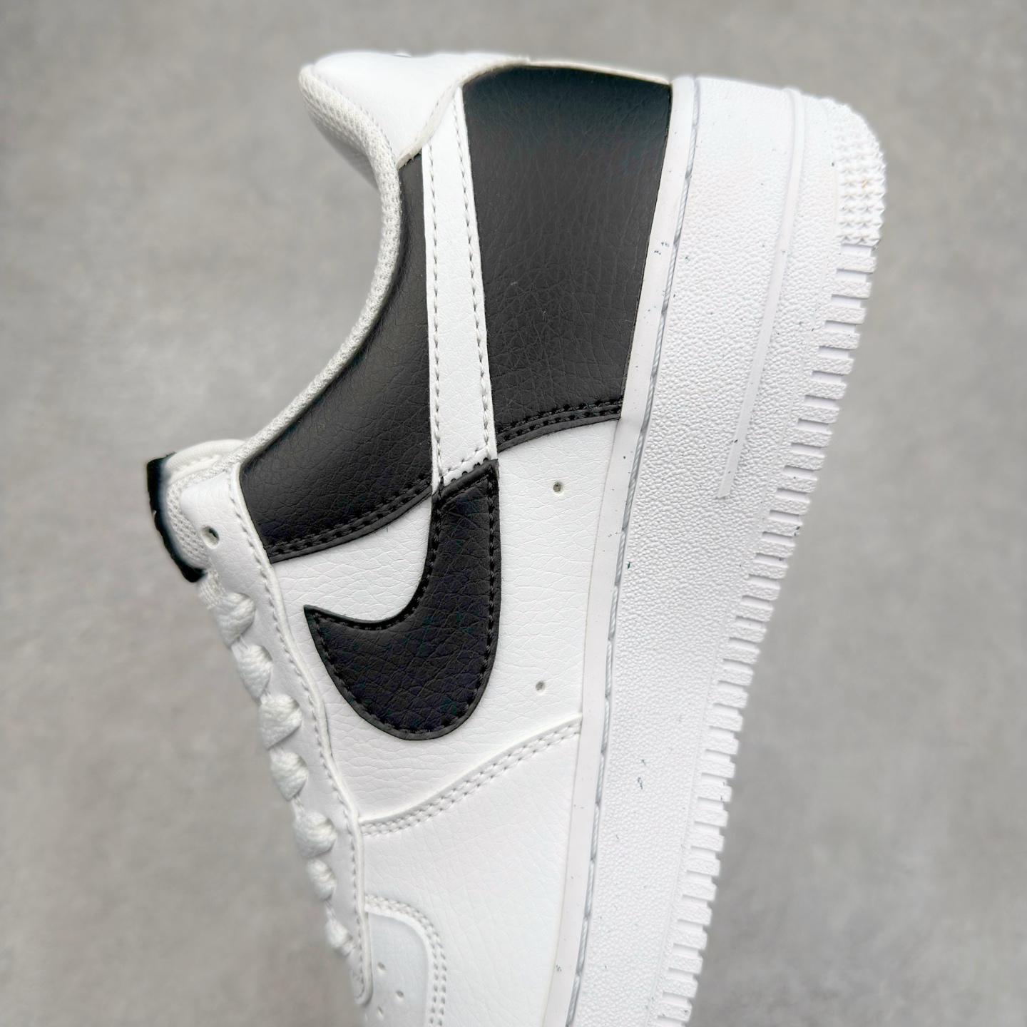 图片[7]-＃XT纯原 NK Air Force 1´07 Low 空军一号低帮百搭休闲运动板鞋 HF9096-100 顶级批次 2022全新楦头鞋型 鱼鳞大底 历时开发三个月 清洁度完美 二维码鞋标 内置芯片及solo气垫 大底高度及其弧度依照正品 钢印 logo刺绣 鞋口弧度 鞋头长度 鞋面冲孔 鞋垫背胶及钢印 完美鞋型对比正品 每一处都是细节满满 柔软、弹性十足的缓震性能和出色的中底设计 横跨复古与现代的外型结合 造就出风靡全球 三十多年的Force 1 直到今天还深受青睐 实拍调校N版已经零色差零失真 百分百还原实物色彩所见即所得 不存在货不对板色差等低级问题 选购参考实物拍摄 不混卖不参货 只用心做好货严格选品 承诺混一赔十 尺码：36 36.5 37.5 38 38.5 39 40 40.5 41 42 42.5 43 44 44.5 45-选品中心