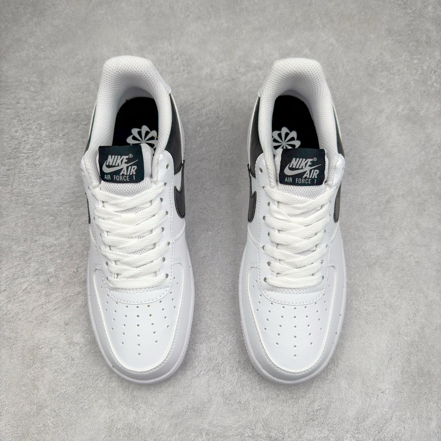 图片[2]-＃XT纯原 NK Air Force 1´07 Low 空军一号低帮百搭休闲运动板鞋 HF9096-100 顶级批次 2022全新楦头鞋型 鱼鳞大底 历时开发三个月 清洁度完美 二维码鞋标 内置芯片及solo气垫 大底高度及其弧度依照正品 钢印 logo刺绣 鞋口弧度 鞋头长度 鞋面冲孔 鞋垫背胶及钢印 完美鞋型对比正品 每一处都是细节满满 柔软、弹性十足的缓震性能和出色的中底设计 横跨复古与现代的外型结合 造就出风靡全球 三十多年的Force 1 直到今天还深受青睐 实拍调校N版已经零色差零失真 百分百还原实物色彩所见即所得 不存在货不对板色差等低级问题 选购参考实物拍摄 不混卖不参货 只用心做好货严格选品 承诺混一赔十 尺码：36 36.5 37.5 38 38.5 39 40 40.5 41 42 42.5 43 44 44.5 45-选品中心