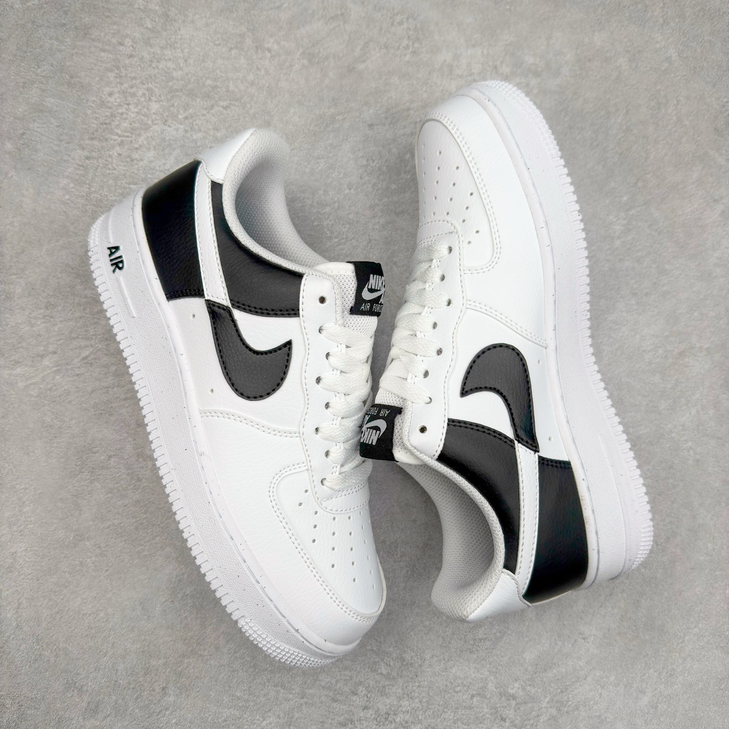 图片[3]-＃XT纯原 NK Air Force 1´07 Low 空军一号低帮百搭休闲运动板鞋 HF9096-100 顶级批次 2022全新楦头鞋型 鱼鳞大底 历时开发三个月 清洁度完美 二维码鞋标 内置芯片及solo气垫 大底高度及其弧度依照正品 钢印 logo刺绣 鞋口弧度 鞋头长度 鞋面冲孔 鞋垫背胶及钢印 完美鞋型对比正品 每一处都是细节满满 柔软、弹性十足的缓震性能和出色的中底设计 横跨复古与现代的外型结合 造就出风靡全球 三十多年的Force 1 直到今天还深受青睐 实拍调校N版已经零色差零失真 百分百还原实物色彩所见即所得 不存在货不对板色差等低级问题 选购参考实物拍摄 不混卖不参货 只用心做好货严格选品 承诺混一赔十 尺码：36 36.5 37.5 38 38.5 39 40 40.5 41 42 42.5 43 44 44.5 45-选品中心