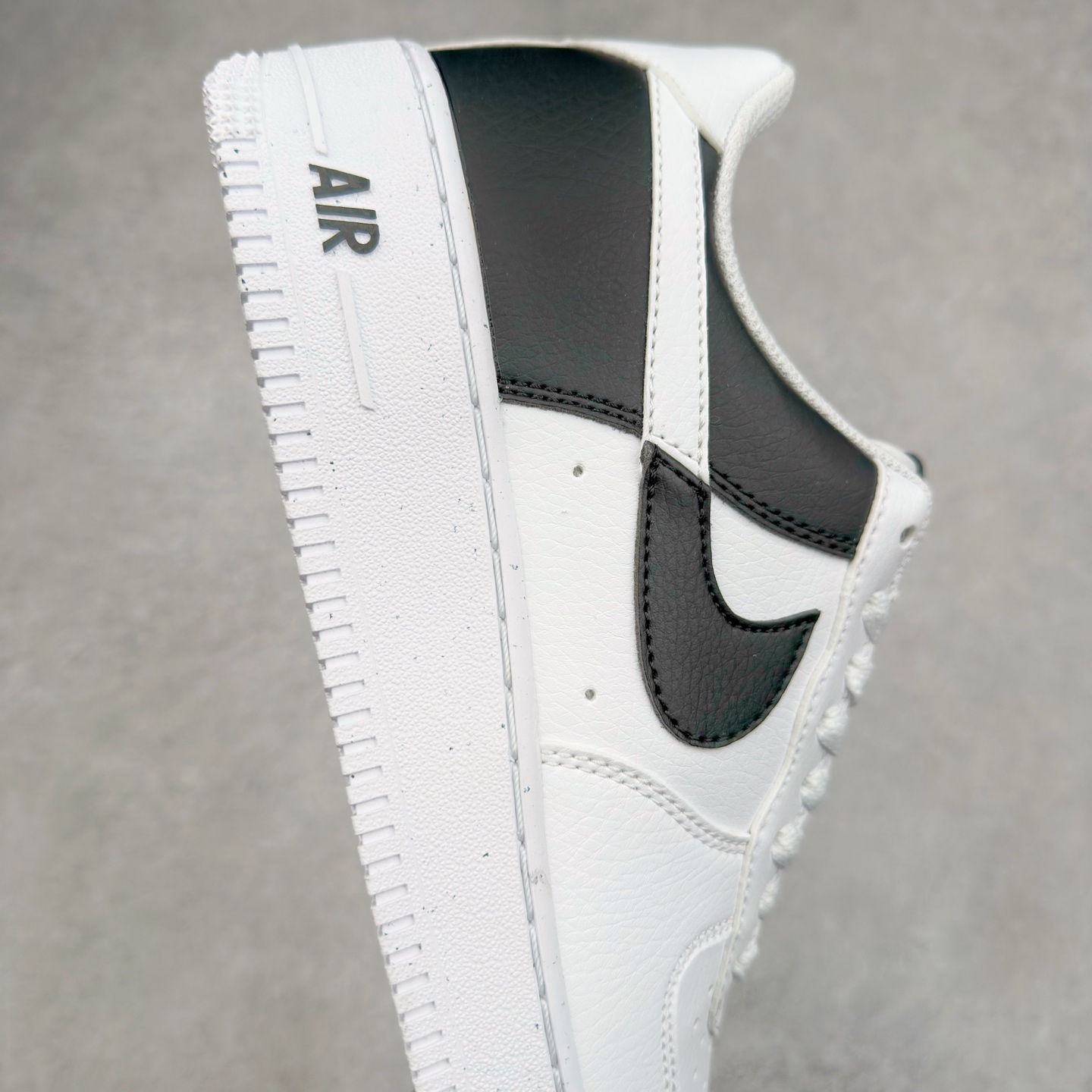 图片[6]-＃XT纯原 NK Air Force 1´07 Low 空军一号低帮百搭休闲运动板鞋 HF9096-100 顶级批次 2022全新楦头鞋型 鱼鳞大底 历时开发三个月 清洁度完美 二维码鞋标 内置芯片及solo气垫 大底高度及其弧度依照正品 钢印 logo刺绣 鞋口弧度 鞋头长度 鞋面冲孔 鞋垫背胶及钢印 完美鞋型对比正品 每一处都是细节满满 柔软、弹性十足的缓震性能和出色的中底设计 横跨复古与现代的外型结合 造就出风靡全球 三十多年的Force 1 直到今天还深受青睐 实拍调校N版已经零色差零失真 百分百还原实物色彩所见即所得 不存在货不对板色差等低级问题 选购参考实物拍摄 不混卖不参货 只用心做好货严格选品 承诺混一赔十 尺码：36 36.5 37.5 38 38.5 39 40 40.5 41 42 42.5 43 44 44.5 45-选品中心