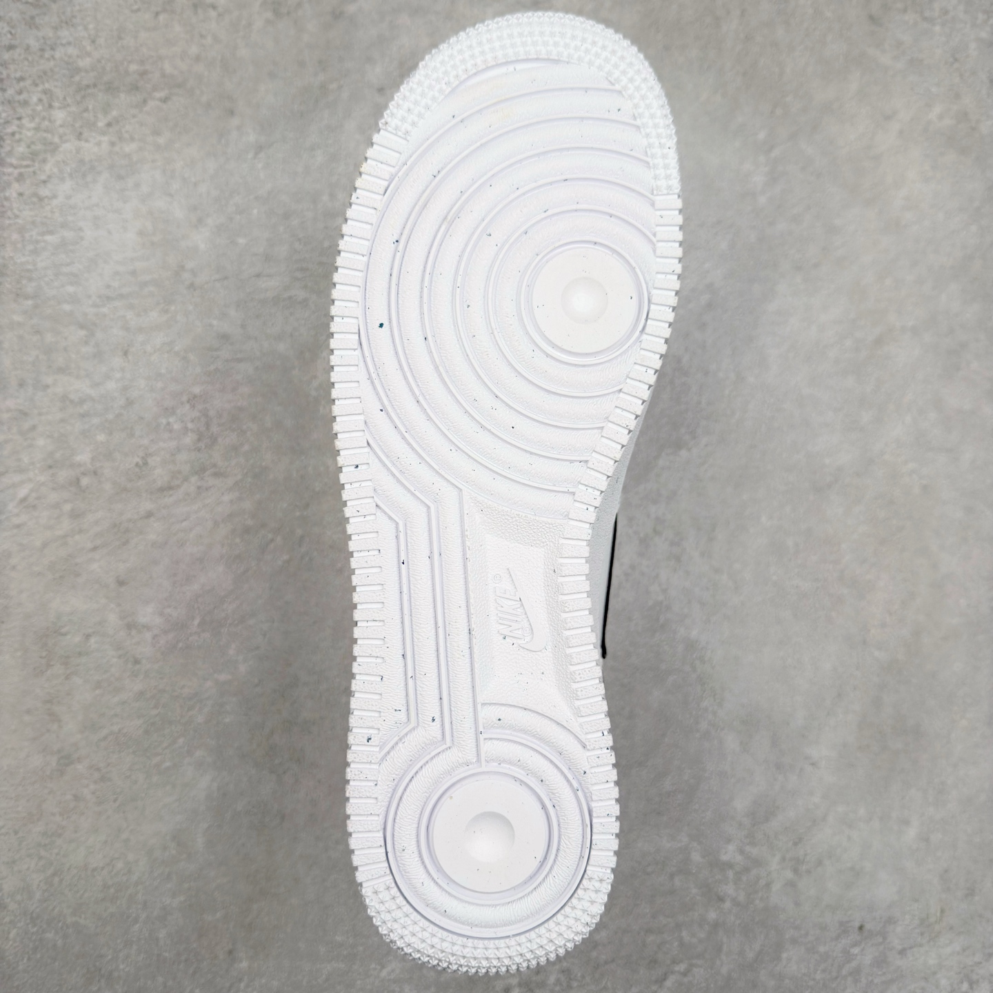 图片[9]-＃XT纯原 NK Air Force 1´07 Low 空军一号低帮百搭休闲运动板鞋 HF9096-100 顶级批次 2022全新楦头鞋型 鱼鳞大底 历时开发三个月 清洁度完美 二维码鞋标 内置芯片及solo气垫 大底高度及其弧度依照正品 钢印 logo刺绣 鞋口弧度 鞋头长度 鞋面冲孔 鞋垫背胶及钢印 完美鞋型对比正品 每一处都是细节满满 柔软、弹性十足的缓震性能和出色的中底设计 横跨复古与现代的外型结合 造就出风靡全球 三十多年的Force 1 直到今天还深受青睐 实拍调校N版已经零色差零失真 百分百还原实物色彩所见即所得 不存在货不对板色差等低级问题 选购参考实物拍摄 不混卖不参货 只用心做好货严格选品 承诺混一赔十 尺码：36 36.5 37.5 38 38.5 39 40 40.5 41 42 42.5 43 44 44.5 45-选品中心