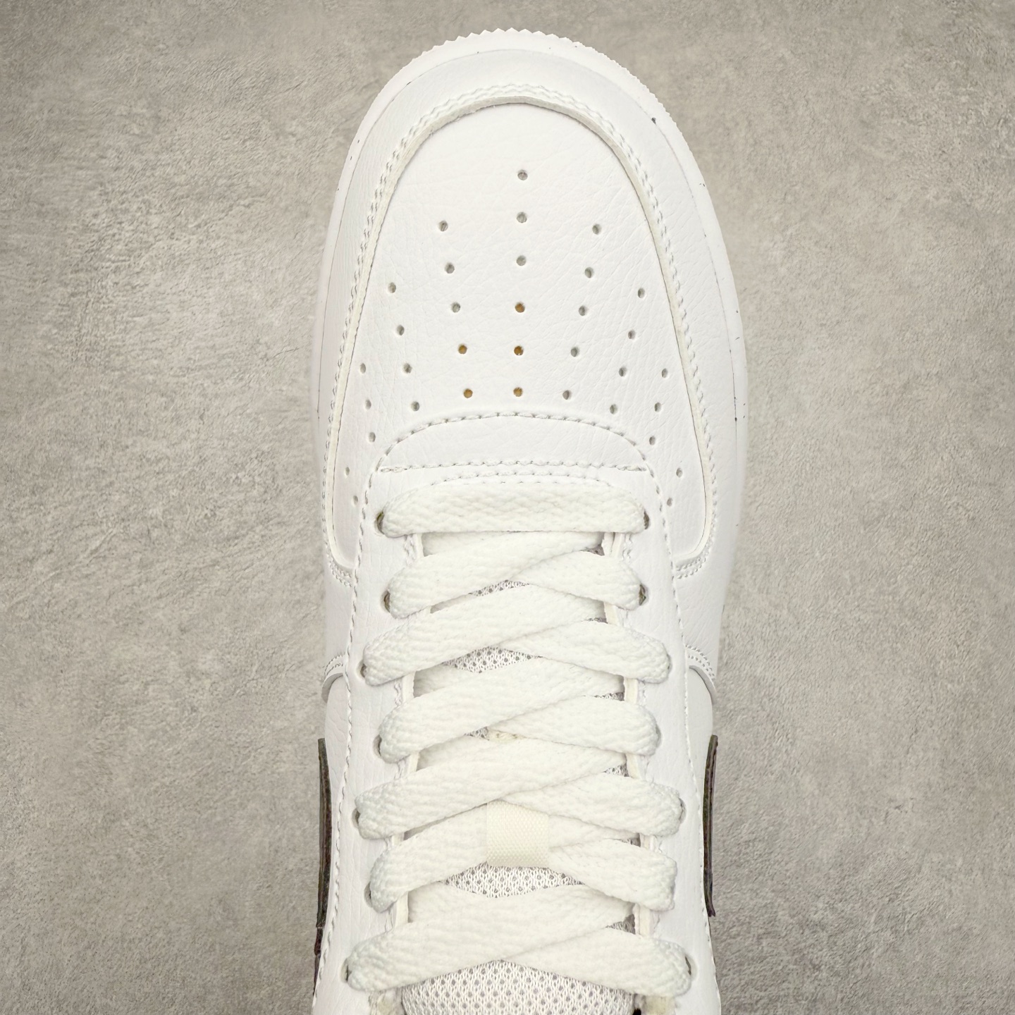 图片[4]-＃XT纯原 NK Air Force 1´07 Low 空军一号低帮百搭休闲运动板鞋 HF9096-100 顶级批次 2022全新楦头鞋型 鱼鳞大底 历时开发三个月 清洁度完美 二维码鞋标 内置芯片及solo气垫 大底高度及其弧度依照正品 钢印 logo刺绣 鞋口弧度 鞋头长度 鞋面冲孔 鞋垫背胶及钢印 完美鞋型对比正品 每一处都是细节满满 柔软、弹性十足的缓震性能和出色的中底设计 横跨复古与现代的外型结合 造就出风靡全球 三十多年的Force 1 直到今天还深受青睐 实拍调校N版已经零色差零失真 百分百还原实物色彩所见即所得 不存在货不对板色差等低级问题 选购参考实物拍摄 不混卖不参货 只用心做好货严格选品 承诺混一赔十 尺码：36 36.5 37.5 38 38.5 39 40 40.5 41 42 42.5 43 44 44.5 45-选品中心