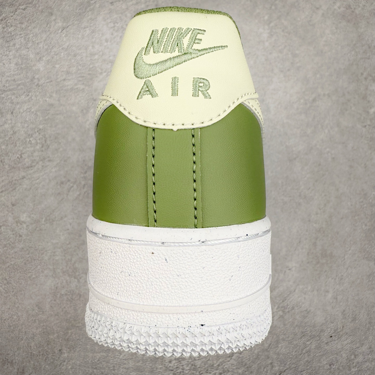 图片[8]-＃XT纯原 NK Air Force 1´07 Low 空军一号低帮百搭休闲运动板鞋 HF5062-386 顶级批次 2022全新楦头鞋型 鱼鳞大底 历时开发三个月 清洁度完美 二维码鞋标 内置芯片及solo气垫 大底高度及其弧度依照正品 钢印 logo刺绣 鞋口弧度 鞋头长度 鞋面冲孔 鞋垫背胶及钢印 完美鞋型对比正品 每一处都是细节满满 柔软、弹性十足的缓震性能和出色的中底设计 横跨复古与现代的外型结合 造就出风靡全球 三十多年的Force 1 直到今天还深受青睐 实拍调校N版已经零色差零失真 百分百还原实物色彩所见即所得 不存在货不对板色差等低级问题 选购参考实物拍摄 不混卖不参货 只用心做好货严格选品 承诺混一赔十 尺码：36 36.5 37.5 38 38.5 39 40 40.5 41 42 42.5 43 44 44.5 45-选品中心