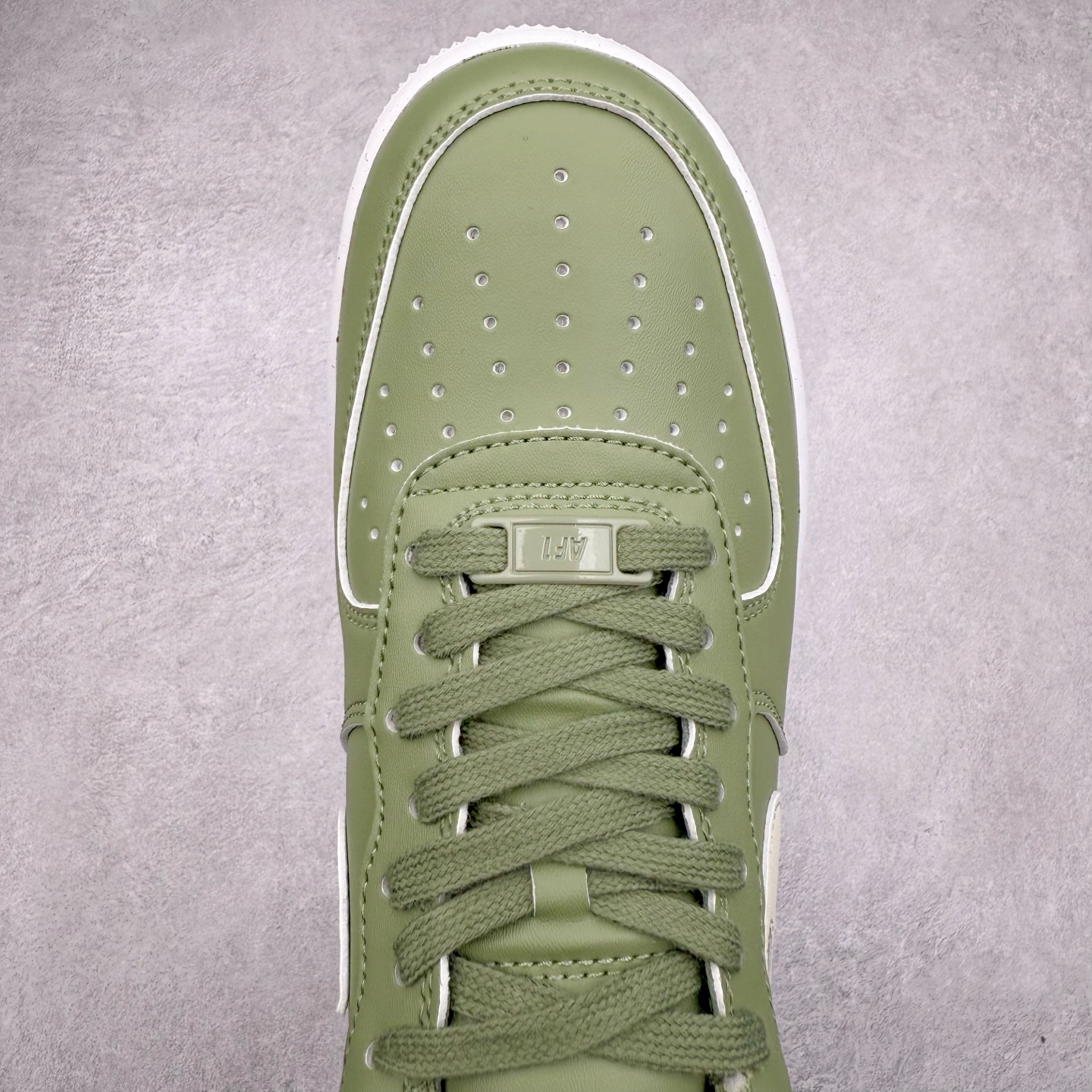 图片[4]-＃XT纯原 NK Air Force 1´07 Low 空军一号低帮百搭休闲运动板鞋 HF5062-386 顶级批次 2022全新楦头鞋型 鱼鳞大底 历时开发三个月 清洁度完美 二维码鞋标 内置芯片及solo气垫 大底高度及其弧度依照正品 钢印 logo刺绣 鞋口弧度 鞋头长度 鞋面冲孔 鞋垫背胶及钢印 完美鞋型对比正品 每一处都是细节满满 柔软、弹性十足的缓震性能和出色的中底设计 横跨复古与现代的外型结合 造就出风靡全球 三十多年的Force 1 直到今天还深受青睐 实拍调校N版已经零色差零失真 百分百还原实物色彩所见即所得 不存在货不对板色差等低级问题 选购参考实物拍摄 不混卖不参货 只用心做好货严格选品 承诺混一赔十 尺码：36 36.5 37.5 38 38.5 39 40 40.5 41 42 42.5 43 44 44.5 45-选品中心